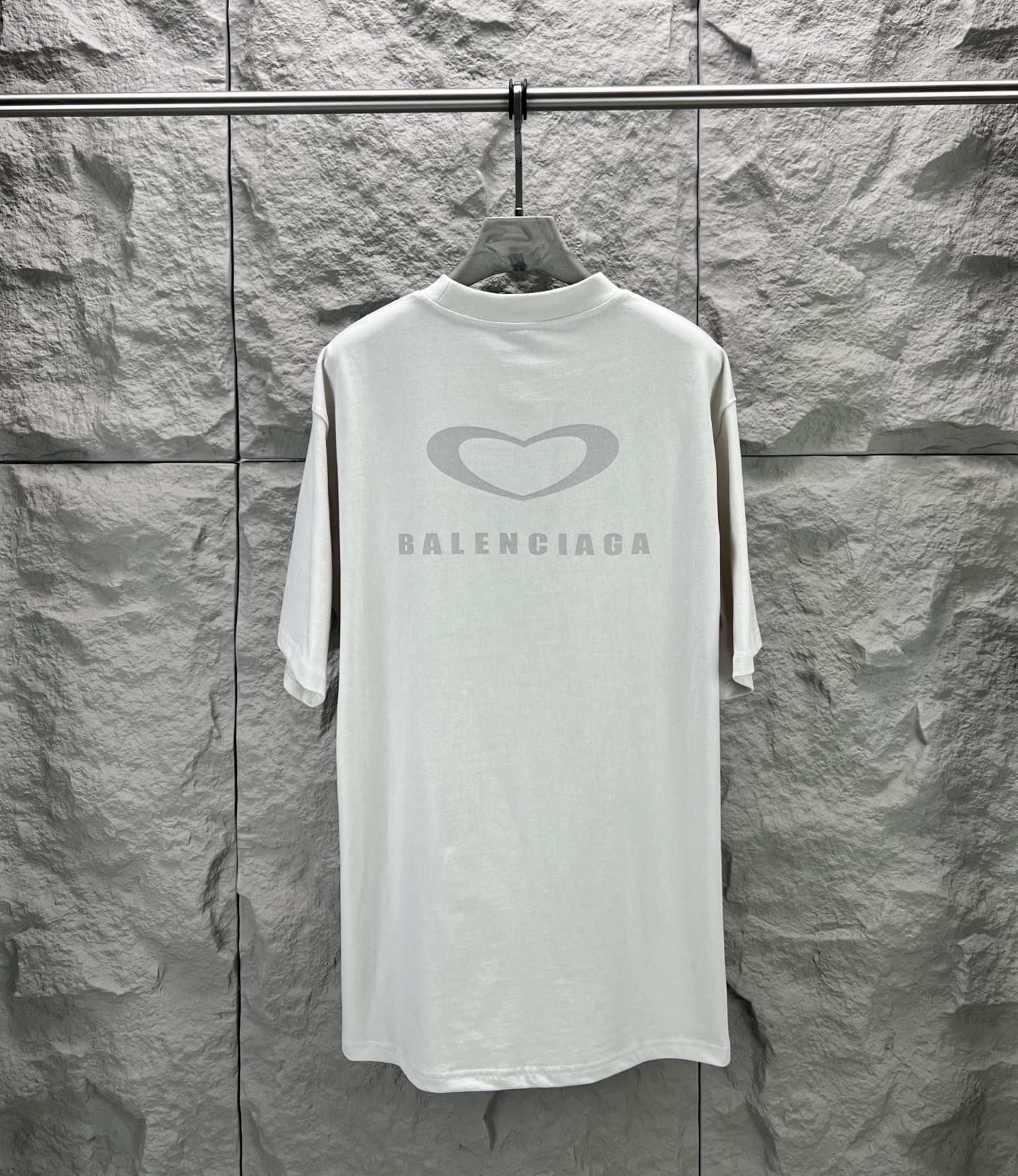 Balenciaga BALENCI*GA 巴黎七夕情人节限定款 料采用巴黎ZP定织定染全棉双纱 克重300克 布面干净 布纹清晰 柔软舒适 螺纹釆用定染无色差 绣花采用进口田岛绣花机刺绣 印花采用环保进口胶桨 字母清晰 效果立体 版型釆用OS宽松落肩版型 整体走线平直细腻 面料舒适柔软 颜色一致无色差 能与同款搭配营造 造型 驾驭各种场合 定制辅料 三标齐全