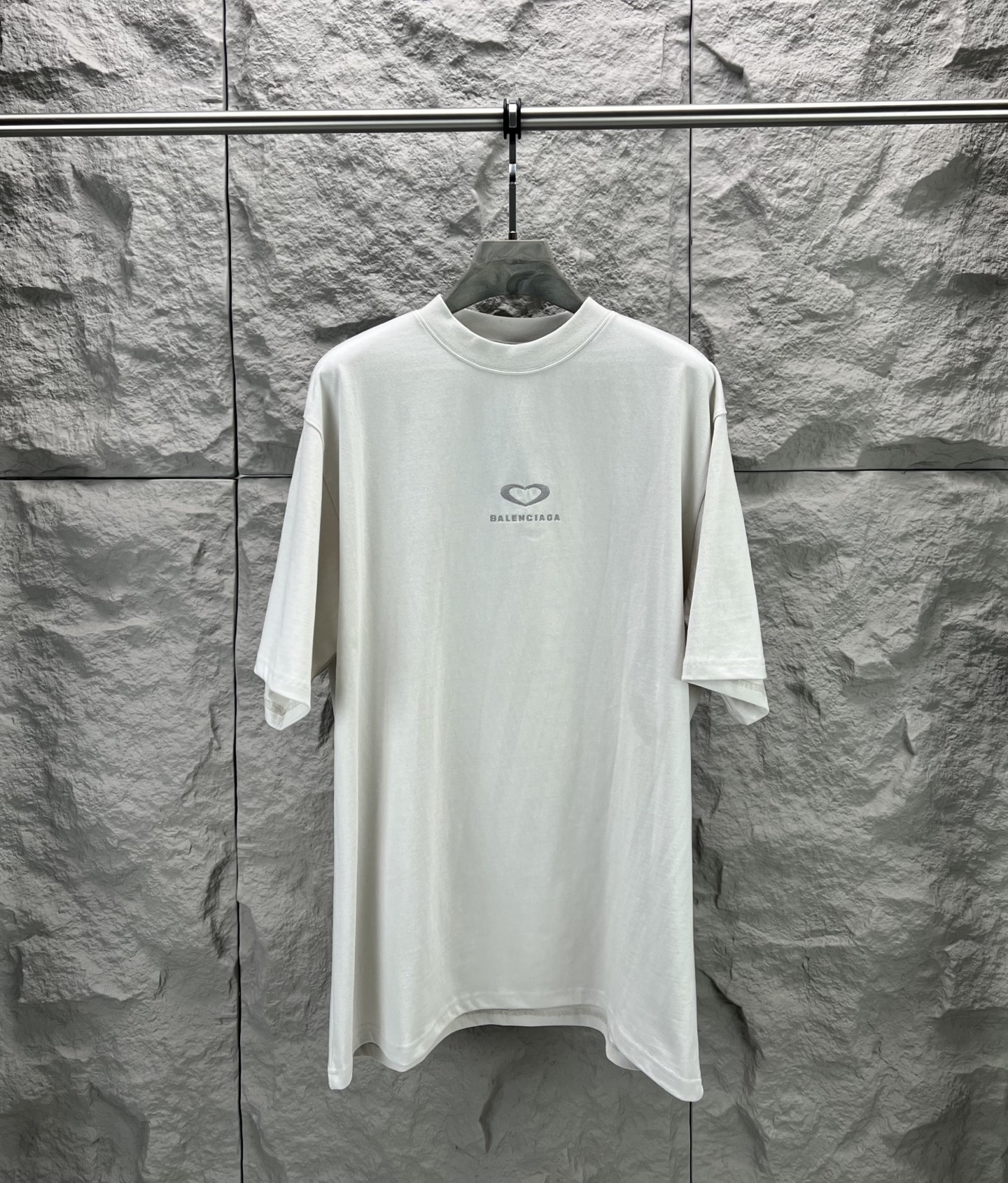 Balenciaga BALENCI*GA 巴黎七夕情人节限定款 料采用巴黎ZP定织定染全棉双纱 克重300克 布面干净 布纹清晰 柔软舒适 螺纹釆用定染无色差 绣花采用进口田岛绣花机刺绣 印花采用环保进口胶桨 字母清晰 效果立体 版型釆用OS宽松落肩版型 整体走线平直细腻 面料舒适柔软 颜色一致无色差 能与同款搭配营造 造型 驾驭各种场合 定制辅料 三标齐全