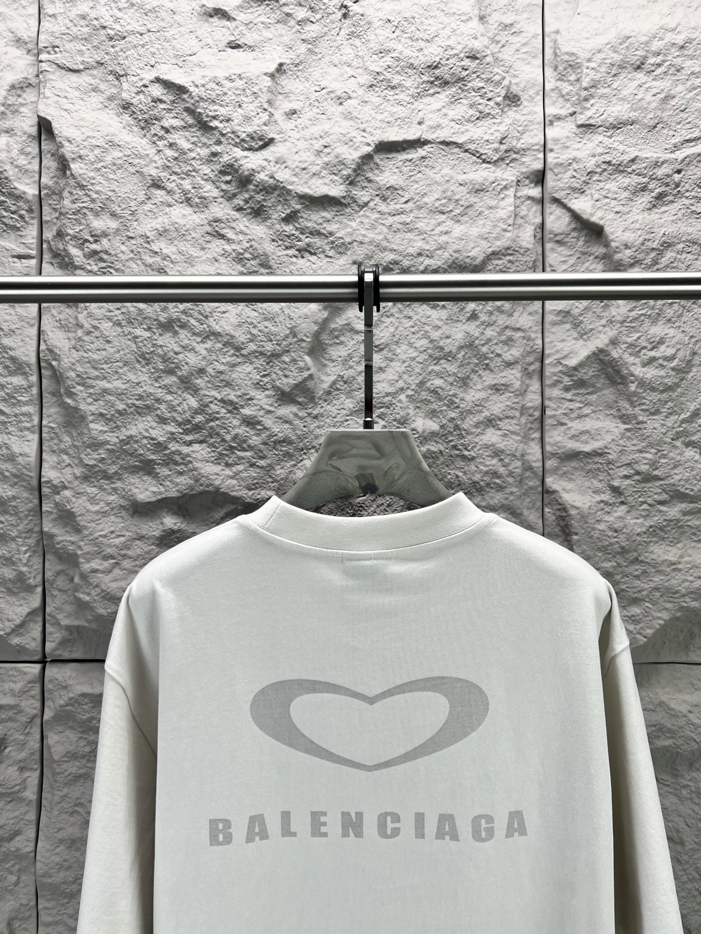 Balenciaga BALENCI*GA 巴黎七夕情人节限定款 料采用巴黎ZP定织定染全棉双纱 克重300克 布面干净 布纹清晰 柔软舒适 螺纹釆用定染无色差 绣花采用进口田岛绣花机刺绣 印花采用环保进口胶桨 字母清晰 效果立体 版型釆用OS宽松落肩版型 整体走线平直细腻 面料舒适柔软 颜色一致无色差 能与同款搭配营造 造型 驾驭各种场合 定制辅料 三标齐全
