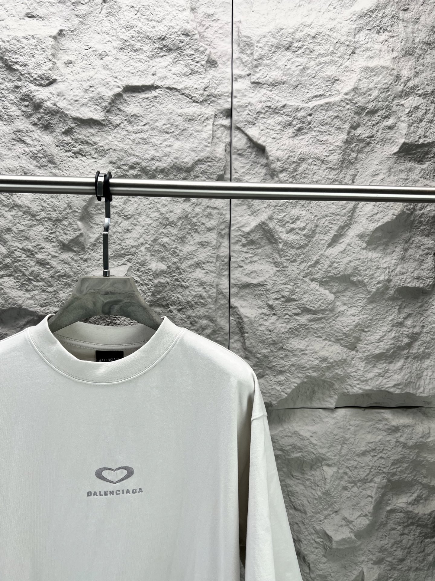 Balenciaga BALENCI*GA 巴黎七夕情人节限定款 料采用巴黎ZP定织定染全棉双纱 克重300克 布面干净 布纹清晰 柔软舒适 螺纹釆用定染无色差 绣花采用进口田岛绣花机刺绣 印花采用环保进口胶桨 字母清晰 效果立体 版型釆用OS宽松落肩版型 整体走线平直细腻 面料舒适柔软 颜色一致无色差 能与同款搭配营造 造型 驾驭各种场合 定制辅料 三标齐全