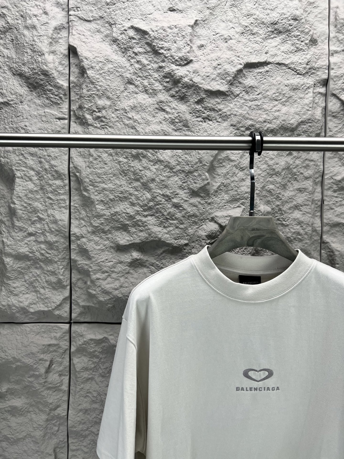 Balenciaga BALENCI*GA 巴黎七夕情人节限定款 料采用巴黎ZP定织定染全棉双纱 克重300克 布面干净 布纹清晰 柔软舒适 螺纹釆用定染无色差 绣花采用进口田岛绣花机刺绣 印花采用环保进口胶桨 字母清晰 效果立体 版型釆用OS宽松落肩版型 整体走线平直细腻 面料舒适柔软 颜色一致无色差 能与同款搭配营造 造型 驾驭各种场合 定制辅料 三标齐全