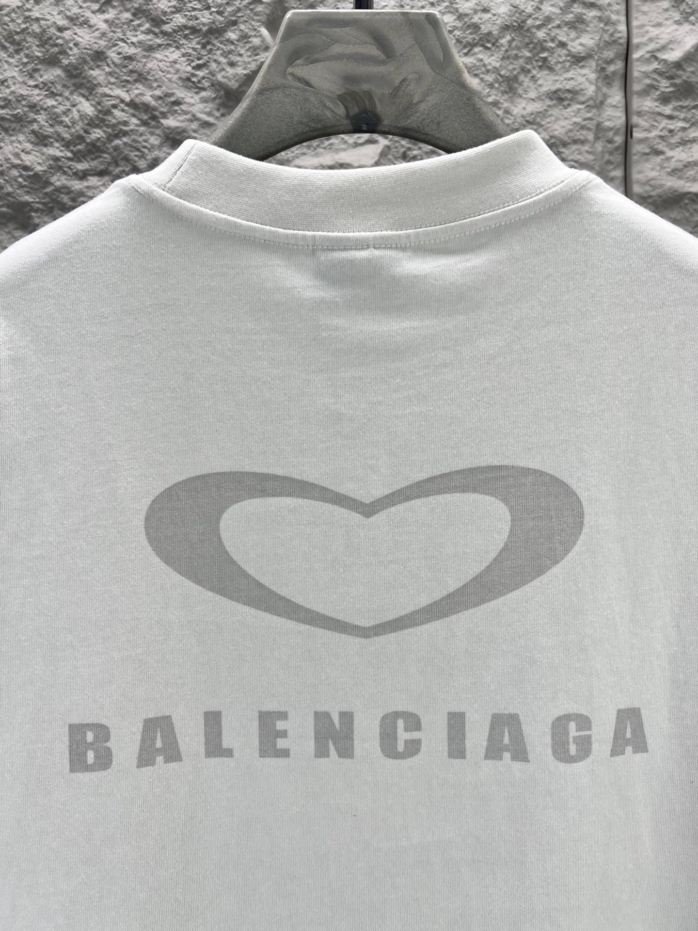 Balenciaga BALENCI*GA 巴黎七夕情人节限定款 料采用巴黎ZP定织定染全棉双纱 克重300克 布面干净 布纹清晰 柔软舒适 螺纹釆用定染无色差 绣花采用进口田岛绣花机刺绣 印花采用环保进口胶桨 字母清晰 效果立体 版型釆用OS宽松落肩版型 整体走线平直细腻 面料舒适柔软 颜色一致无色差 能与同款搭配营造 造型 驾驭各种场合 定制辅料 三标齐全