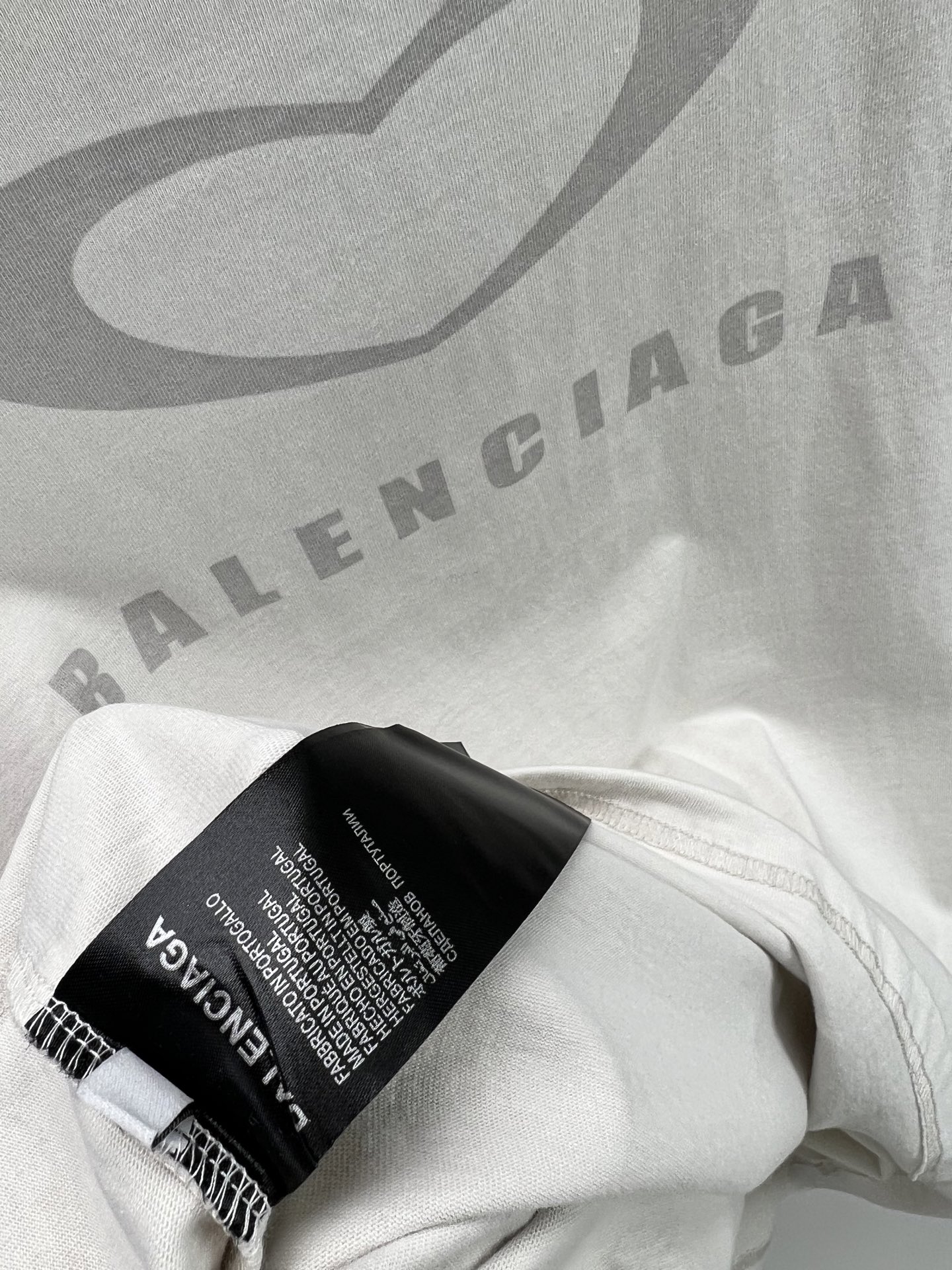 Balenciaga BALENCI*GA 巴黎七夕情人节限定款 料采用巴黎ZP定织定染全棉双纱 克重300克 布面干净 布纹清晰 柔软舒适 螺纹釆用定染无色差 绣花采用进口田岛绣花机刺绣 印花采用环保进口胶桨 字母清晰 效果立体 版型釆用OS宽松落肩版型 整体走线平直细腻 面料舒适柔软 颜色一致无色差 能与同款搭配营造 造型 驾驭各种场合 定制辅料 三标齐全