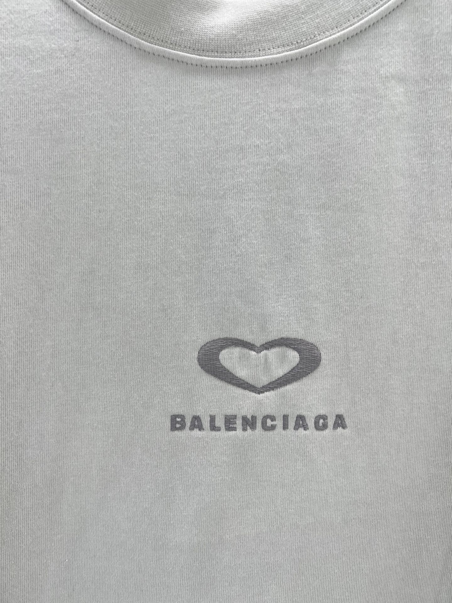 Balenciaga BALENCI*GA 巴黎七夕情人节限定款 料采用巴黎ZP定织定染全棉双纱 克重300克 布面干净 布纹清晰 柔软舒适 螺纹釆用定染无色差 绣花采用进口田岛绣花机刺绣 印花采用环保进口胶桨 字母清晰 效果立体 版型釆用OS宽松落肩版型 整体走线平直细腻 面料舒适柔软 颜色一致无色差 能与同款搭配营造 造型 驾驭各种场合 定制辅料 三标齐全