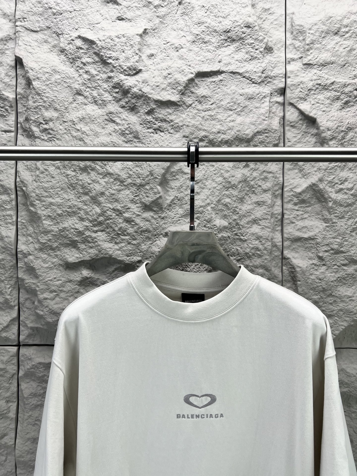Balenciaga BALENCI*GA 巴黎七夕情人节限定款 料采用巴黎ZP定织定染全棉双纱 克重300克 布面干净 布纹清晰 柔软舒适 螺纹釆用定染无色差 绣花采用进口田岛绣花机刺绣 印花采用环保进口胶桨 字母清晰 效果立体 版型釆用OS宽松落肩版型 整体走线平直细腻 面料舒适柔软 颜色一致无色差 能与同款搭配营造 造型 驾驭各种场合 定制辅料 三标齐全