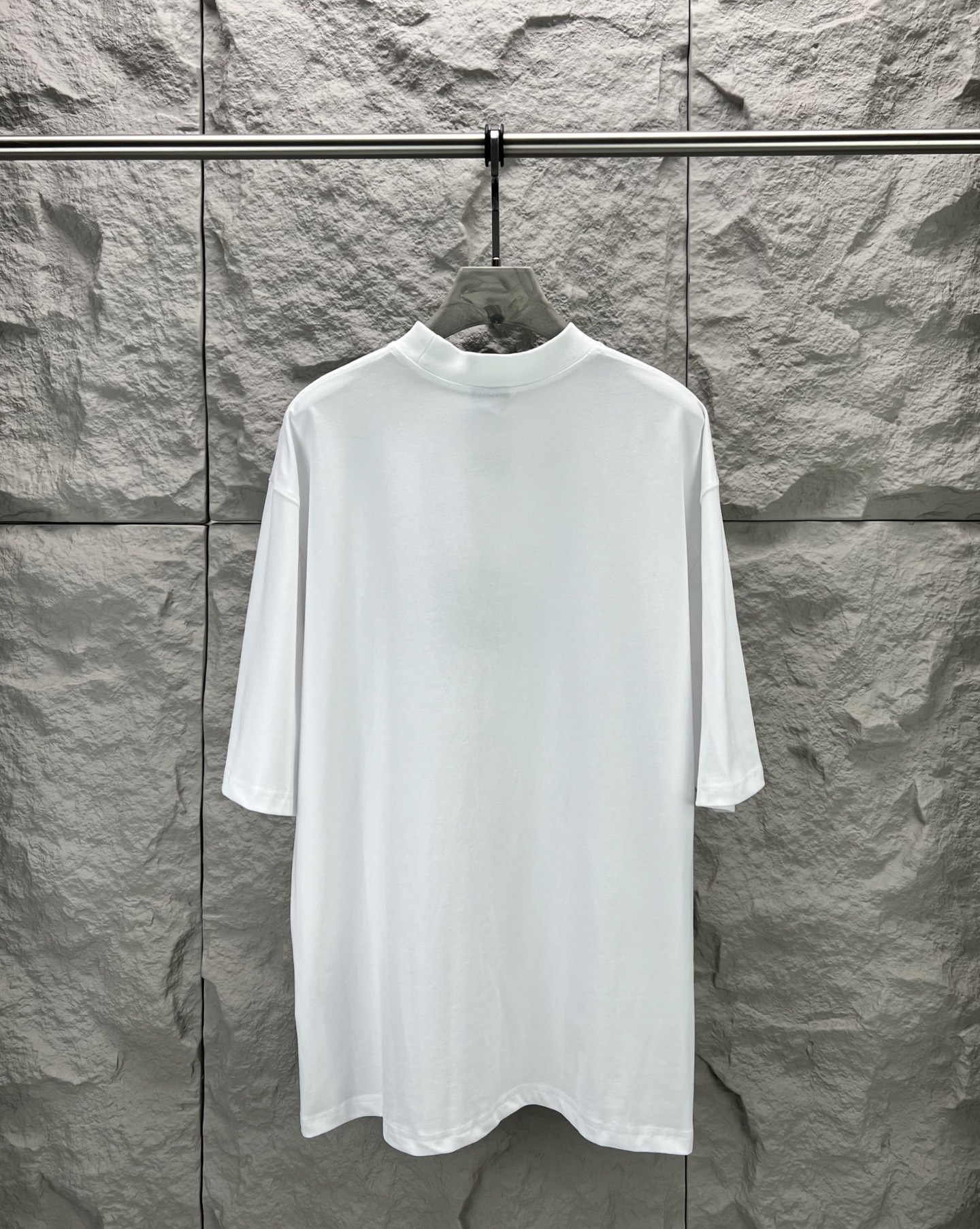 Balenciaga BALENCI*GA M溶解印花刺绣短袖 本品采用280克重磅精梳棉双面针织面料 经预缩与磨毛处理 触感厚实软糯