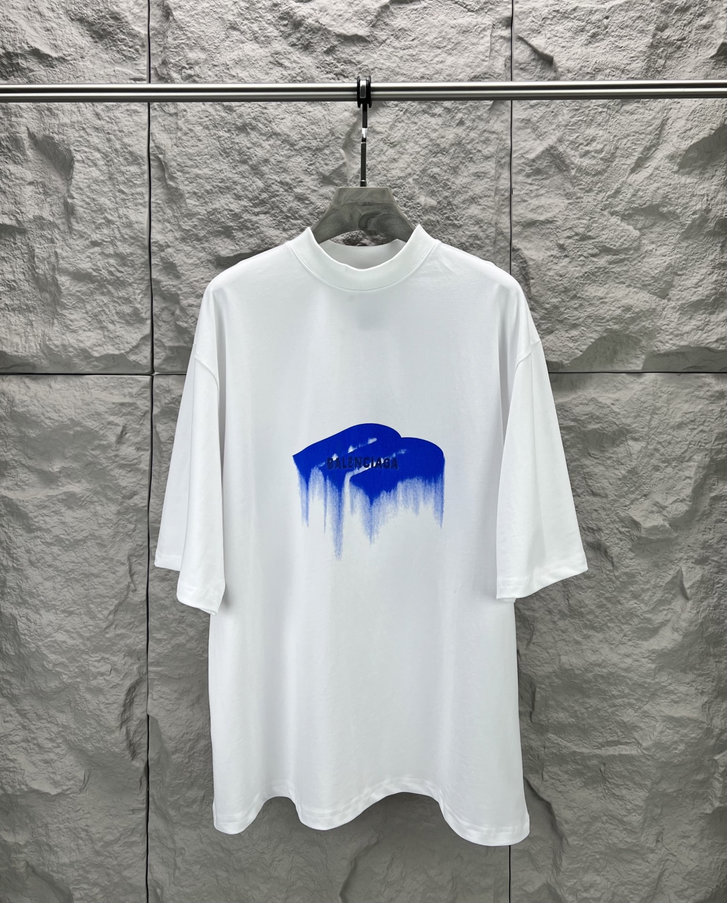 Balenciaga BALENCI*GA M溶解印花刺绣短袖 本品采用280克重磅精梳棉双面针织面料 经预缩与磨毛处理 触感厚实软糯