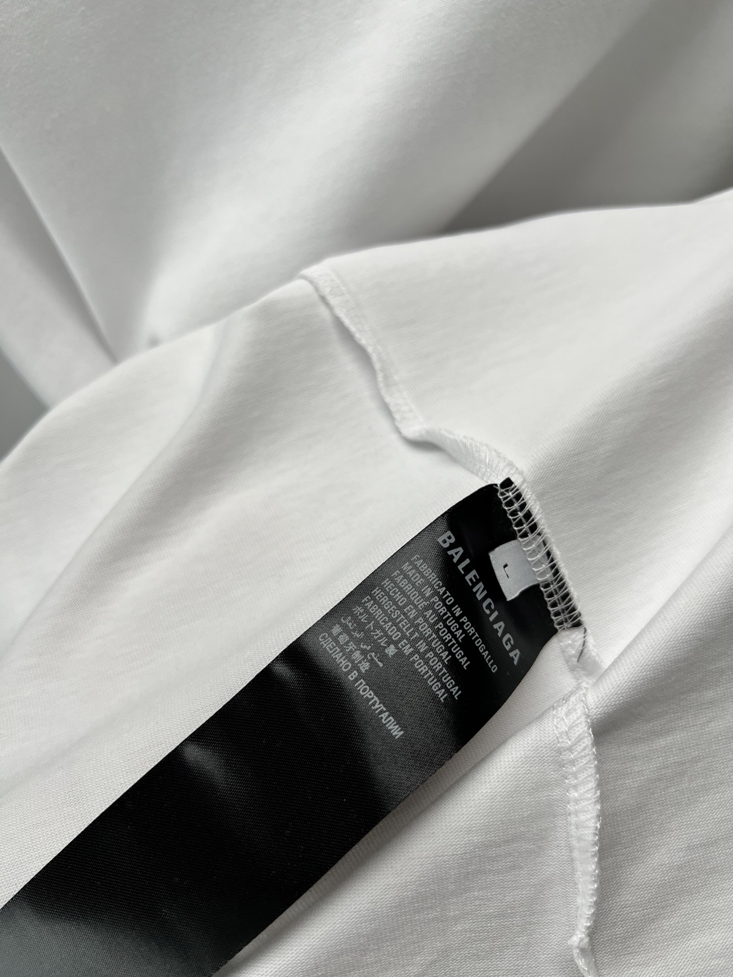 Balenciaga BALENCI*GA M溶解印花刺绣短袖 本品采用280克重磅精梳棉双面针织面料 经预缩与磨毛处理 触感厚实软糯