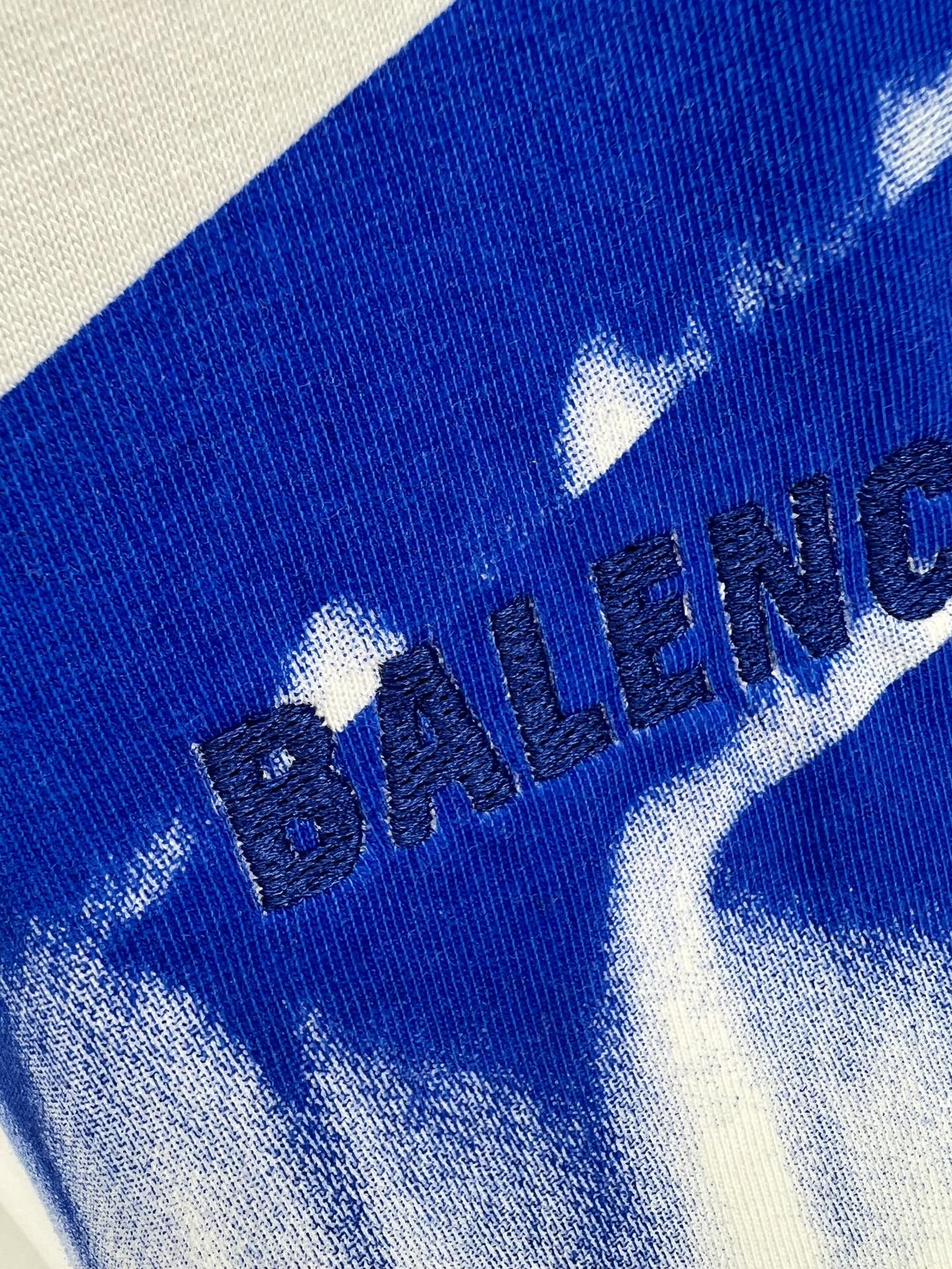 Balenciaga BALENCI*GA M溶解印花刺绣短袖 本品采用280克重磅精梳棉双面针织面料 经预缩与磨毛处理 触感厚实软糯