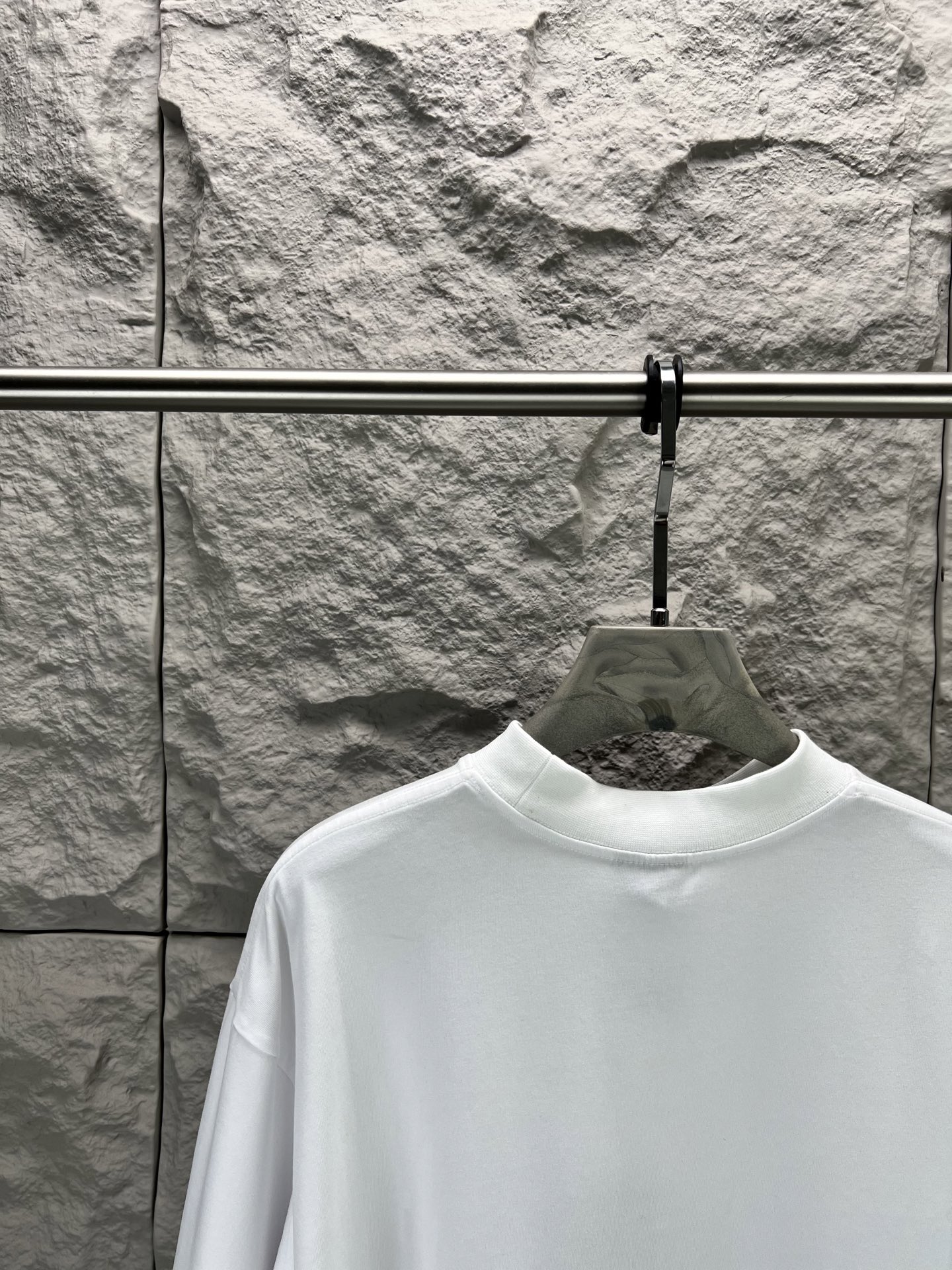 Balenciaga BALENCI*GA M溶解印花刺绣短袖 本品采用280克重磅精梳棉双面针织面料 经预缩与磨毛处理 触感厚实软糯