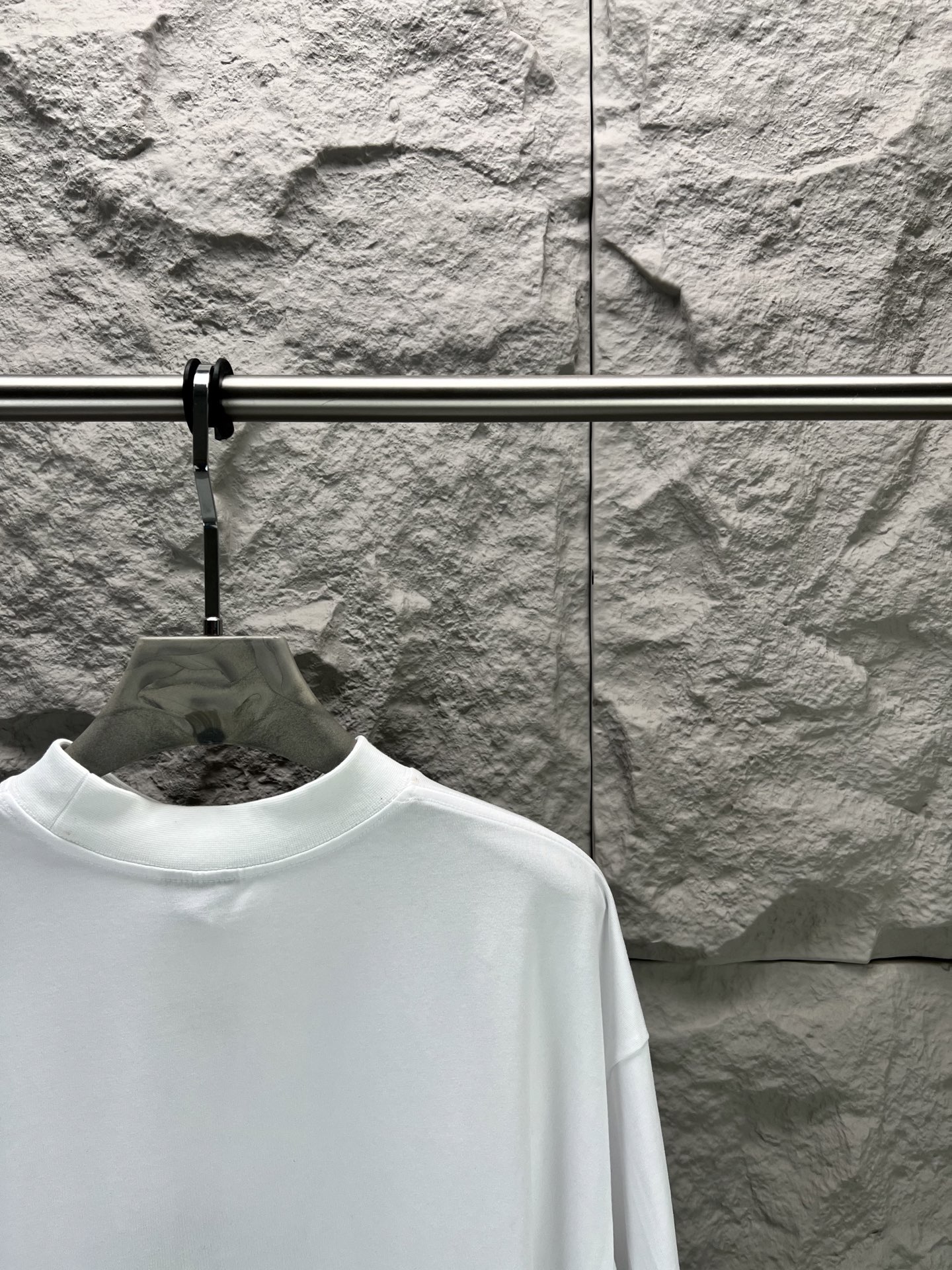 Balenciaga BALENCI*GA M溶解印花刺绣短袖 本品采用280克重磅精梳棉双面针织面料 经预缩与磨毛处理 触感厚实软糯