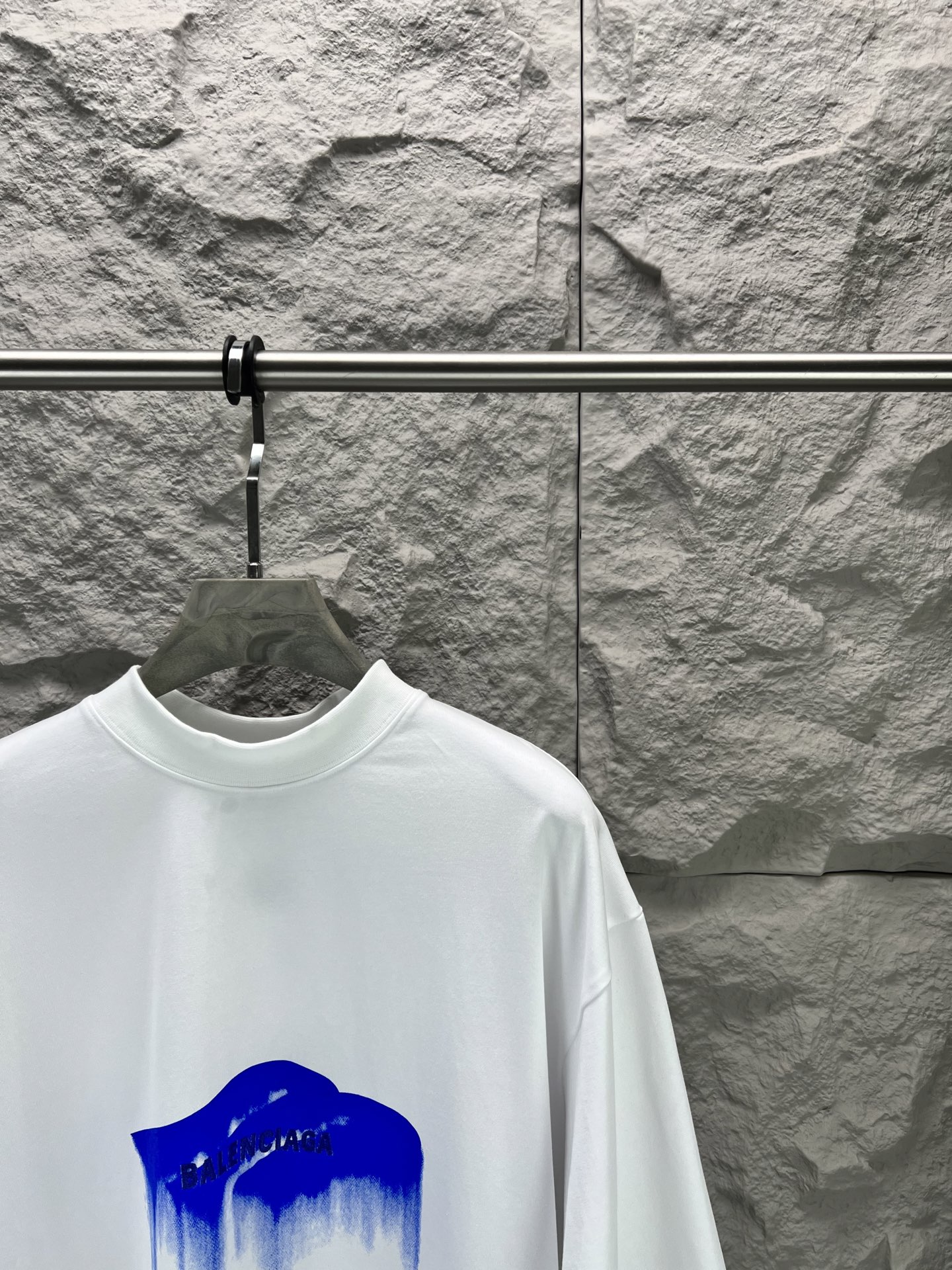 Balenciaga BALENCI*GA M溶解印花刺绣短袖 本品采用280克重磅精梳棉双面针织面料 经预缩与磨毛处理 触感厚实软糯