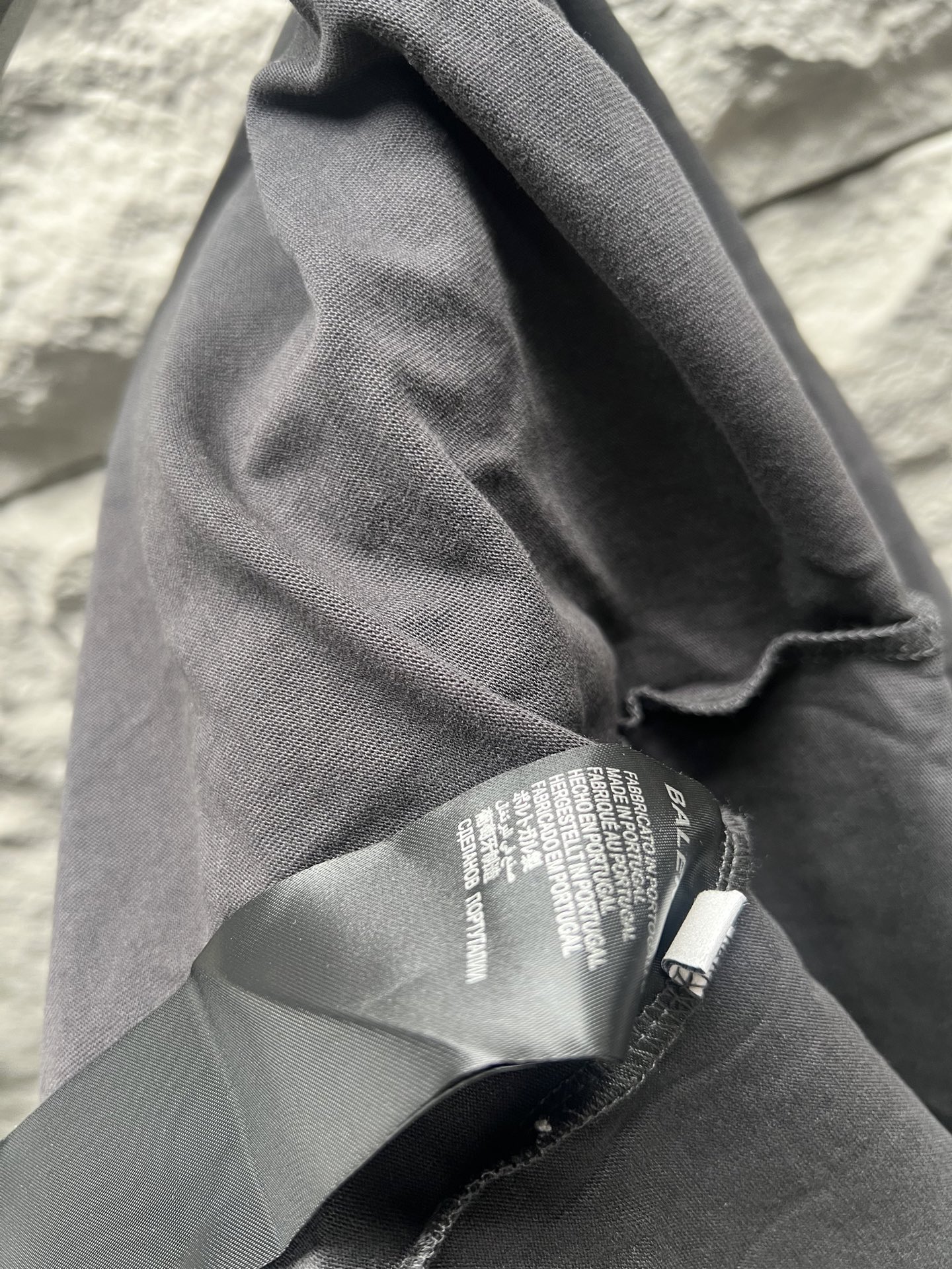 Balenciaga BALENCI*GA nano BB印花短袖制云纹平针织料 质感十足 舒适贴肤 以深邃的玄黑为主色调 有层次的质感载体 胸前那精妙 Balenciaga nano BB艺术为点缀 盖了一枚银灰的艺术印章 是品牌灵魂的具象化表达 用每一次穿搭 勾勒出属于自己的 画卷 采用胶浆印花 胸前印花经过三次菲林网板修改 使用胶浆液体涂料在织物上打印图案 烘烤织物以固定印刷图案 面料都经过浇洗 手感质感更佳 不易变形 不易缩水 不易褪色 保持长久的美观 整体走线平直细腻 面料舒适柔软 颜色一致无色差 能与同款搭配营造 造型 驾驭各种场合 定制辅料 三标齐全