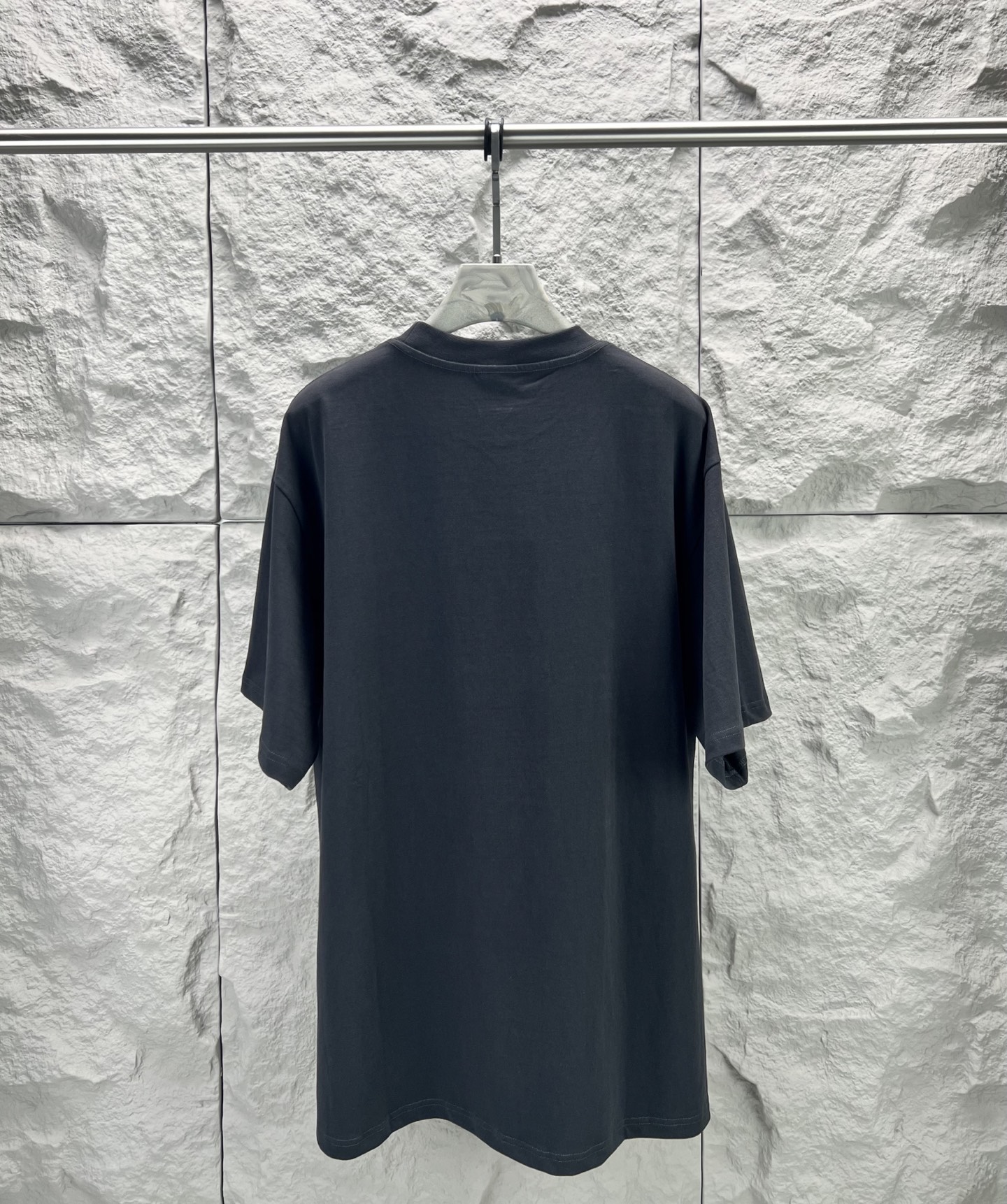 Balenciaga BALENCI*GA nano BB印花短袖制云纹平针织料 质感十足 舒适贴肤 以深邃的玄黑为主色调 有层次的质感载体 胸前那精妙 Balenciaga nano BB艺术为点缀 盖了一枚银灰的艺术印章 是品牌灵魂的具象化表达 用每一次穿搭 勾勒出属于自己的 画卷 采用胶浆印花 胸前印花经过三次菲林网板修改 使用胶浆液体涂料在织物上打印图案 烘烤织物以固定印刷图案 面料都经过浇洗 手感质感更佳 不易变形 不易缩水 不易褪色 保持长久的美观 整体走线平直细腻 面料舒适柔软 颜色一致无色差 能与同款搭配营造 造型 驾驭各种场合 定制辅料 三标齐全