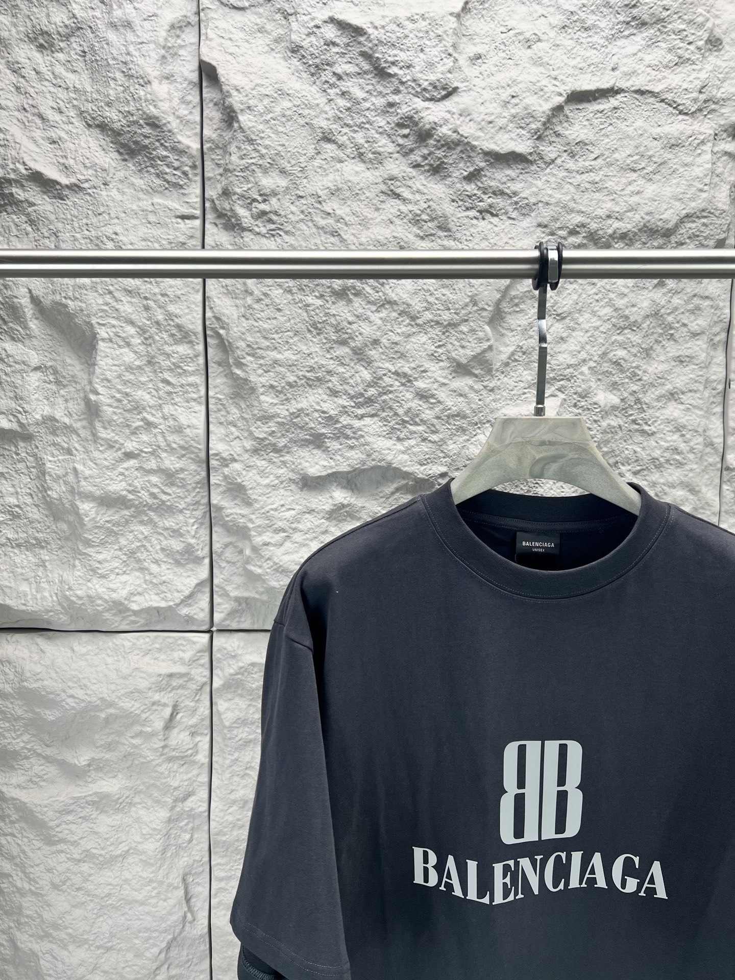 Balenciaga BALENCI*GA nano BB印花短袖制云纹平针织料 质感十足 舒适贴肤 以深邃的玄黑为主色调 有层次的质感载体 胸前那精妙 Balenciaga nano BB艺术为点缀 盖了一枚银灰的艺术印章 是品牌灵魂的具象化表达 用每一次穿搭 勾勒出属于自己的 画卷 采用胶浆印花 胸前印花经过三次菲林网板修改 使用胶浆液体涂料在织物上打印图案 烘烤织物以固定印刷图案 面料都经过浇洗 手感质感更佳 不易变形 不易缩水 不易褪色 保持长久的美观 整体走线平直细腻 面料舒适柔软 颜色一致无色差 能与同款搭配营造 造型 驾驭各种场合 定制辅料 三标齐全