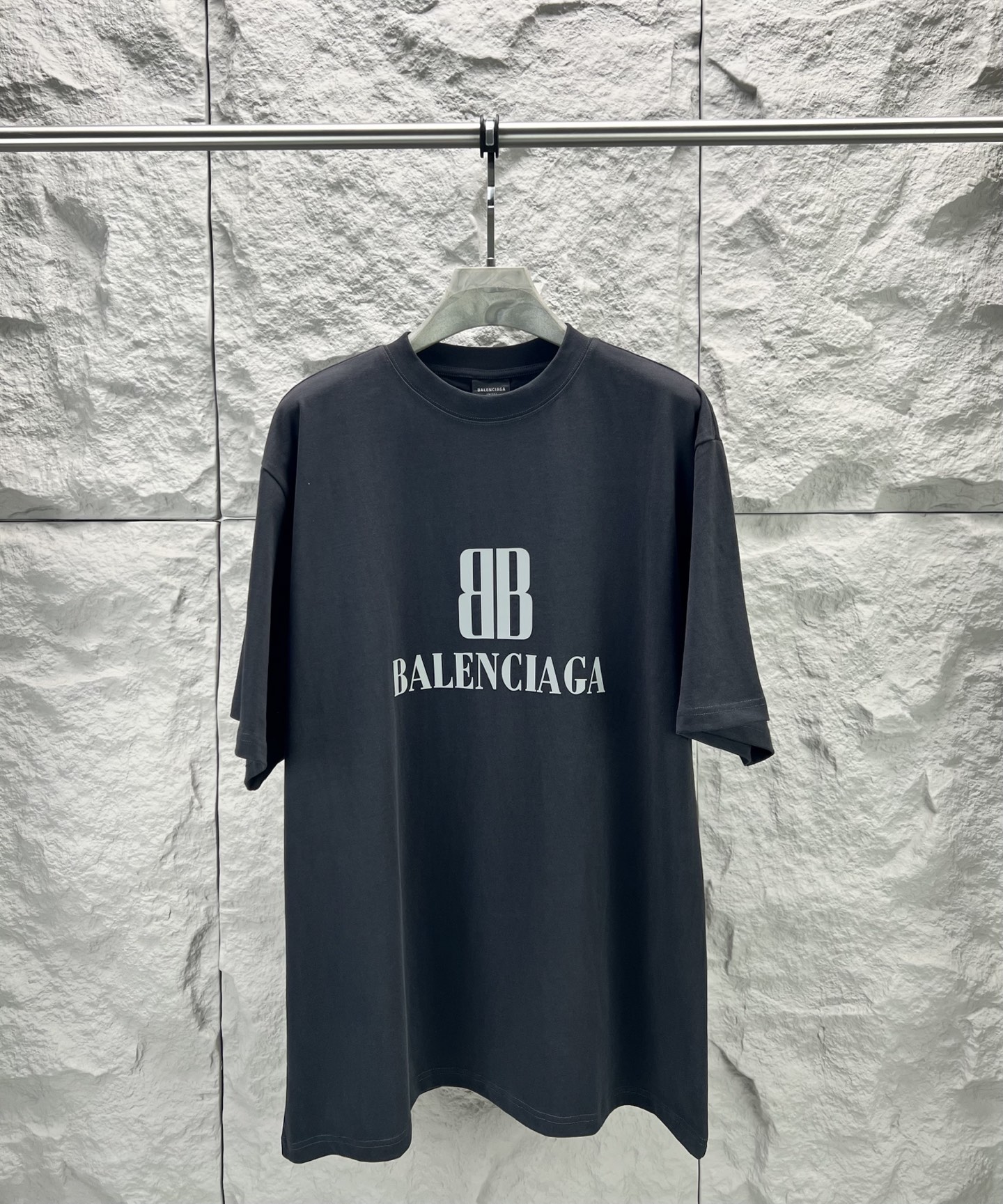 Balenciaga BALENCI*GA nano BB印花短袖制云纹平针织料 质感十足 舒适贴肤 以深邃的玄黑为主色调 有层次的质感载体 胸前那精妙 Balenciaga nano BB艺术为点缀 盖了一枚银灰的艺术印章 是品牌灵魂的具象化表达 用每一次穿搭 勾勒出属于自己的 画卷 采用胶浆印花 胸前印花经过三次菲林网板修改 使用胶浆液体涂料在织物上打印图案 烘烤织物以固定印刷图案 面料都经过浇洗 手感质感更佳 不易变形 不易缩水 不易褪色 保持长久的美观 整体走线平直细腻 面料舒适柔软 颜色一致无色差 能与同款搭配营造 造型 驾驭各种场合 定制辅料 三标齐全