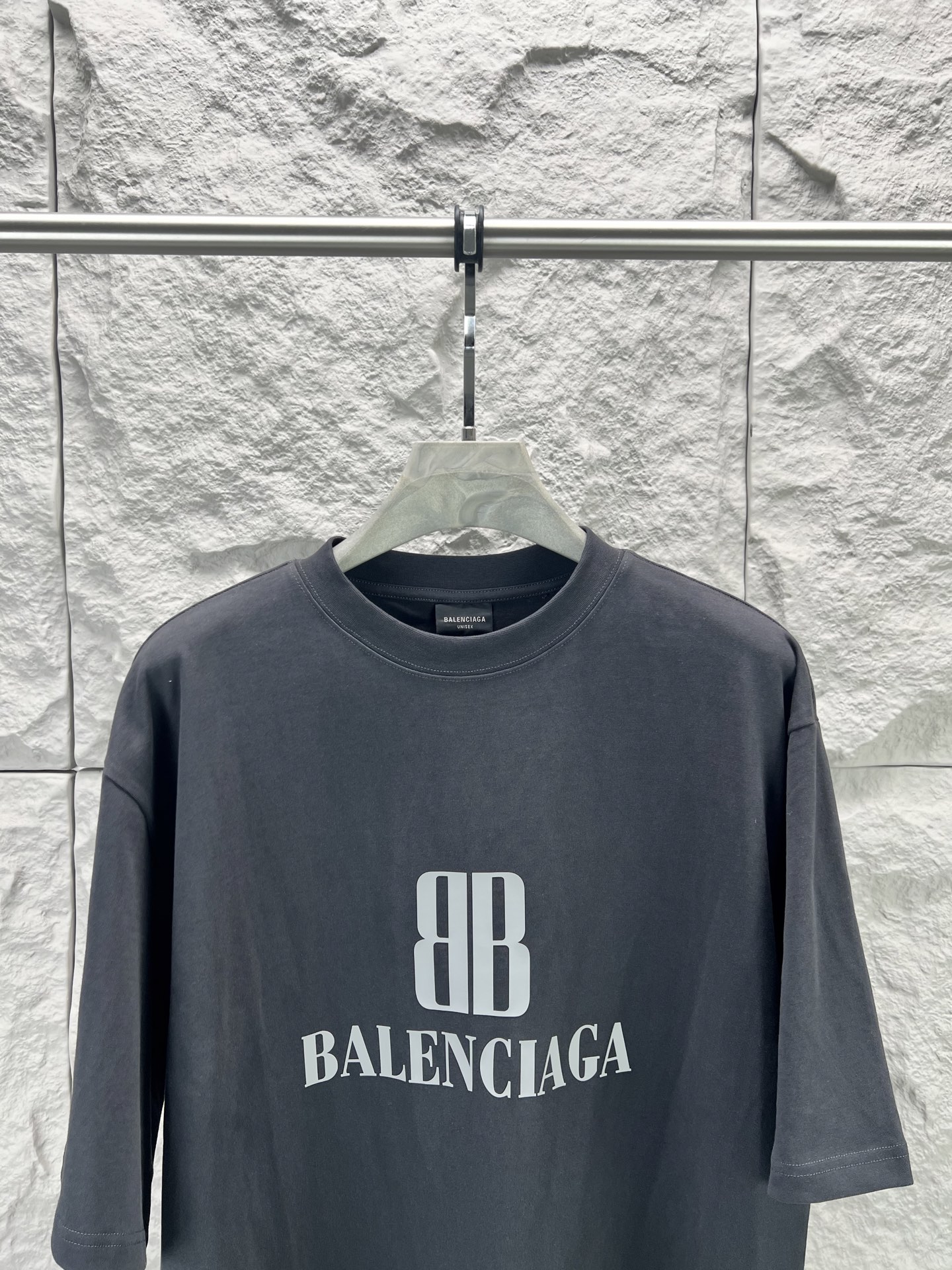 Balenciaga BALENCI*GA nano BB印花短袖制云纹平针织料 质感十足 舒适贴肤 以深邃的玄黑为主色调 有层次的质感载体 胸前那精妙 Balenciaga nano BB艺术为点缀 盖了一枚银灰的艺术印章 是品牌灵魂的具象化表达 用每一次穿搭 勾勒出属于自己的 画卷 采用胶浆印花 胸前印花经过三次菲林网板修改 使用胶浆液体涂料在织物上打印图案 烘烤织物以固定印刷图案 面料都经过浇洗 手感质感更佳 不易变形 不易缩水 不易褪色 保持长久的美观 整体走线平直细腻 面料舒适柔软 颜色一致无色差 能与同款搭配营造 造型 驾驭各种场合 定制辅料 三标齐全