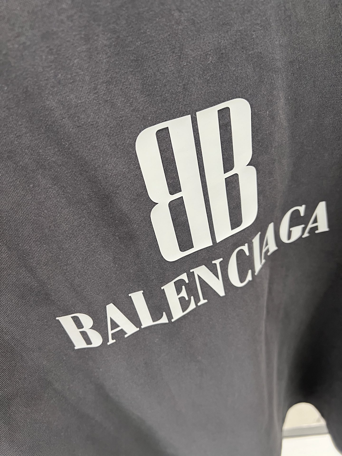 Balenciaga BALENCI*GA nano BB印花短袖制云纹平针织料 质感十足 舒适贴肤 以深邃的玄黑为主色调 有层次的质感载体 胸前那精妙 Balenciaga nano BB艺术为点缀 盖了一枚银灰的艺术印章 是品牌灵魂的具象化表达 用每一次穿搭 勾勒出属于自己的 画卷 采用胶浆印花 胸前印花经过三次菲林网板修改 使用胶浆液体涂料在织物上打印图案 烘烤织物以固定印刷图案 面料都经过浇洗 手感质感更佳 不易变形 不易缩水 不易褪色 保持长久的美观 整体走线平直细腻 面料舒适柔软 颜色一致无色差 能与同款搭配营造 造型 驾驭各种场合 定制辅料 三标齐全