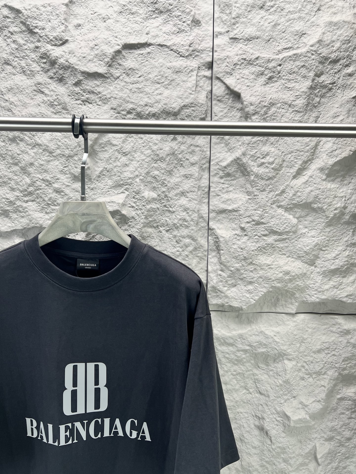 Balenciaga BALENCI*GA nano BB印花短袖制云纹平针织料 质感十足 舒适贴肤 以深邃的玄黑为主色调 有层次的质感载体 胸前那精妙 Balenciaga nano BB艺术为点缀 盖了一枚银灰的艺术印章 是品牌灵魂的具象化表达 用每一次穿搭 勾勒出属于自己的 画卷 采用胶浆印花 胸前印花经过三次菲林网板修改 使用胶浆液体涂料在织物上打印图案 烘烤织物以固定印刷图案 面料都经过浇洗 手感质感更佳 不易变形 不易缩水 不易褪色 保持长久的美观 整体走线平直细腻 面料舒适柔软 颜色一致无色差 能与同款搭配营造 造型 驾驭各种场合 定制辅料 三标齐全