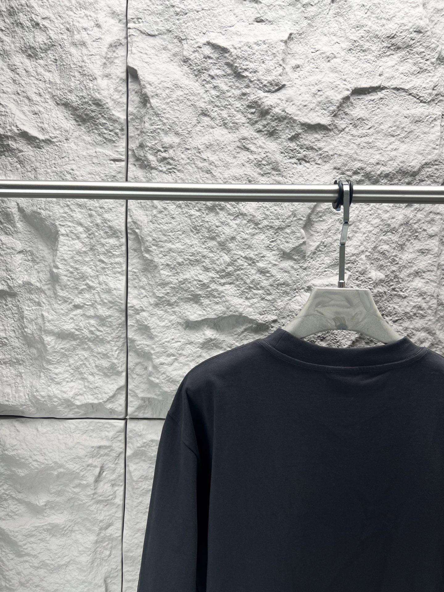 Balenciaga BALENCI*GA nano BB印花短袖制云纹平针织料 质感十足 舒适贴肤 以深邃的玄黑为主色调 有层次的质感载体 胸前那精妙 Balenciaga nano BB艺术为点缀 盖了一枚银灰的艺术印章 是品牌灵魂的具象化表达 用每一次穿搭 勾勒出属于自己的 画卷 采用胶浆印花 胸前印花经过三次菲林网板修改 使用胶浆液体涂料在织物上打印图案 烘烤织物以固定印刷图案 面料都经过浇洗 手感质感更佳 不易变形 不易缩水 不易褪色 保持长久的美观 整体走线平直细腻 面料舒适柔软 颜色一致无色差 能与同款搭配营造 造型 驾驭各种场合 定制辅料 三标齐全
