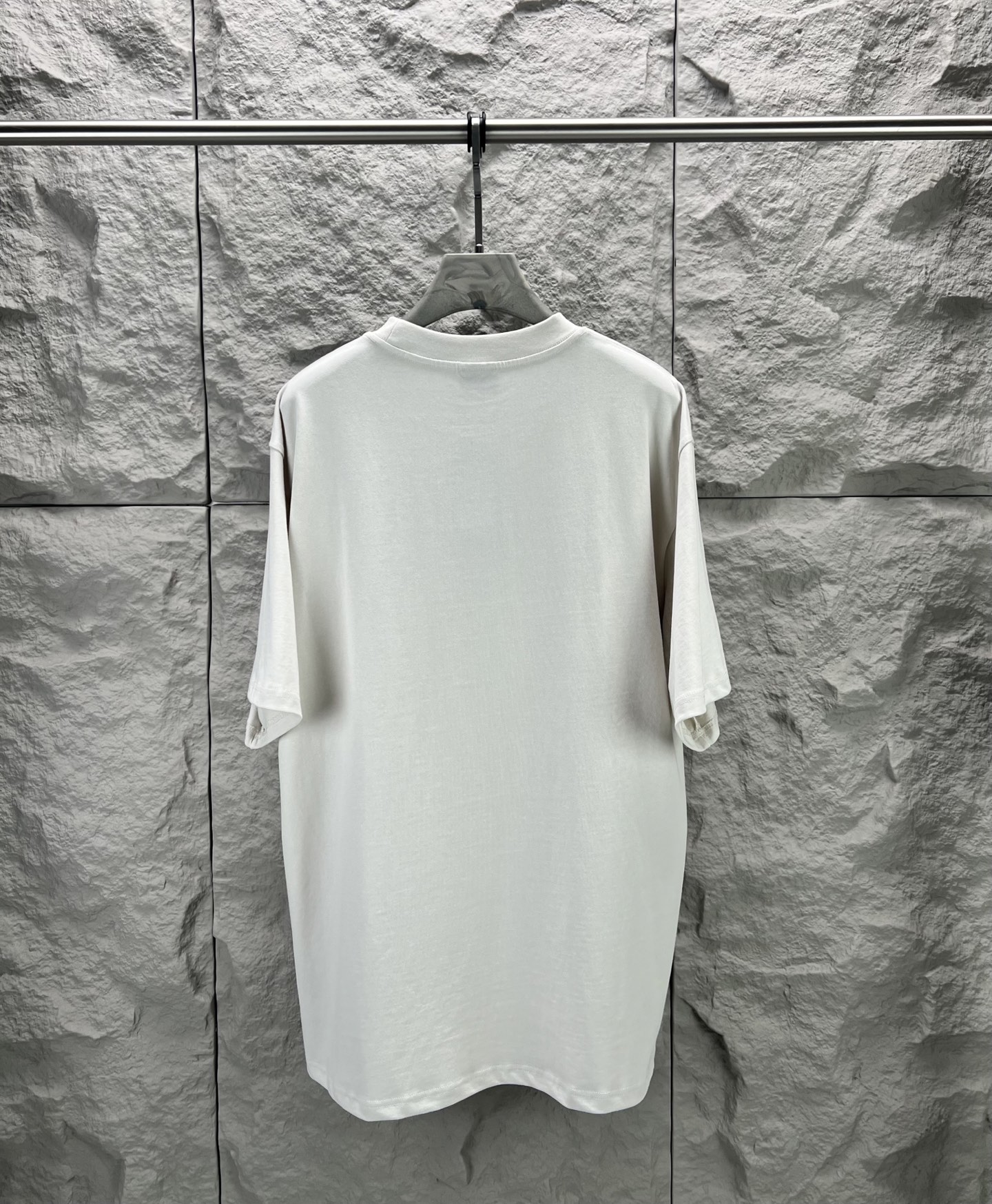 Balenciaga BALENCI*GA nano BB印花短袖制云纹平针织料 质感十足 舒适贴肤 以深邃的玄黑为主色调 有层次的质感载体 胸前那精妙 Balenciaga nano BB艺术为点缀 盖了一枚银灰的艺术印章 是品牌灵魂的具象化表达 用每一次穿搭 勾勒出属于自己的 画卷 采用胶浆印花 胸前印花经过三次菲林网板修改 使用胶浆液体涂料在织物上打印图案 烘烤织物以固定印刷图案 面料都经过浇洗 手感质感更佳 不易变形 不易缩水 不易褪色 保持长久的美观 整体走线平直细腻 面料舒适柔软 颜色一致无色差 能与同款搭配营造 造型 驾驭各种场合 定制辅料 三标齐全