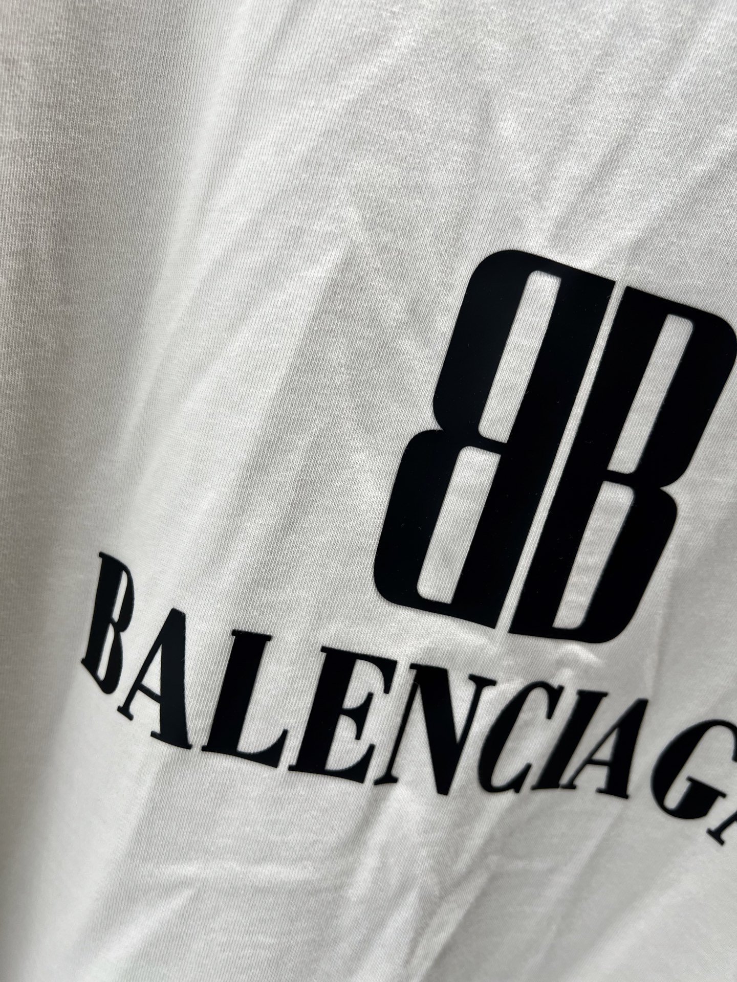 Balenciaga BALENCI*GA nano BB印花短袖制云纹平针织料 质感十足 舒适贴肤 以深邃的玄黑为主色调 有层次的质感载体 胸前那精妙 Balenciaga nano BB艺术为点缀 盖了一枚银灰的艺术印章 是品牌灵魂的具象化表达 用每一次穿搭 勾勒出属于自己的 画卷 采用胶浆印花 胸前印花经过三次菲林网板修改 使用胶浆液体涂料在织物上打印图案 烘烤织物以固定印刷图案 面料都经过浇洗 手感质感更佳 不易变形 不易缩水 不易褪色 保持长久的美观 整体走线平直细腻 面料舒适柔软 颜色一致无色差 能与同款搭配营造 造型 驾驭各种场合 定制辅料 三标齐全
