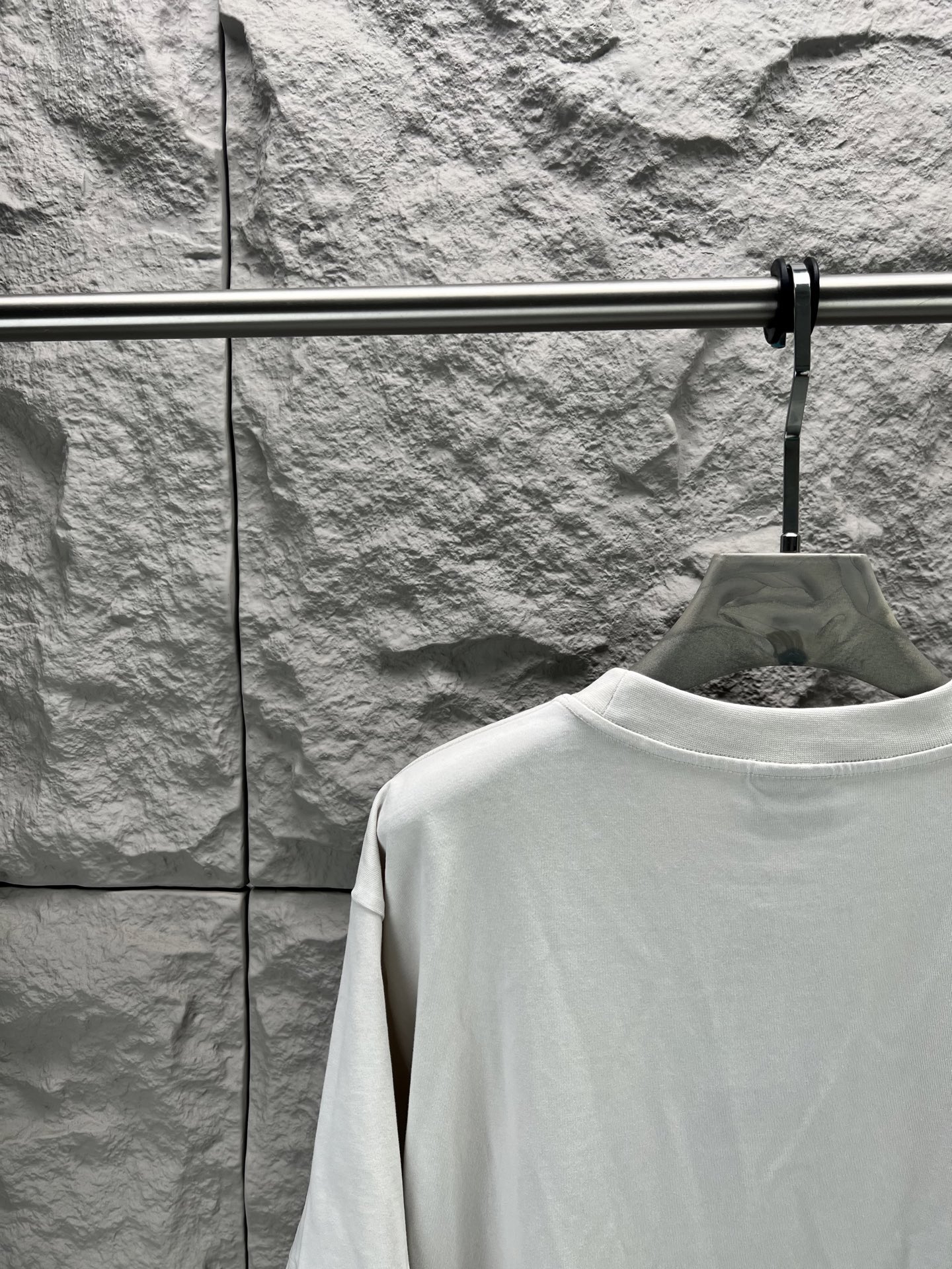 Balenciaga BALENCI*GA nano BB印花短袖制云纹平针织料 质感十足 舒适贴肤 以深邃的玄黑为主色调 有层次的质感载体 胸前那精妙 Balenciaga nano BB艺术为点缀 盖了一枚银灰的艺术印章 是品牌灵魂的具象化表达 用每一次穿搭 勾勒出属于自己的 画卷 采用胶浆印花 胸前印花经过三次菲林网板修改 使用胶浆液体涂料在织物上打印图案 烘烤织物以固定印刷图案 面料都经过浇洗 手感质感更佳 不易变形 不易缩水 不易褪色 保持长久的美观 整体走线平直细腻 面料舒适柔软 颜色一致无色差 能与同款搭配营造 造型 驾驭各种场合 定制辅料 三标齐全