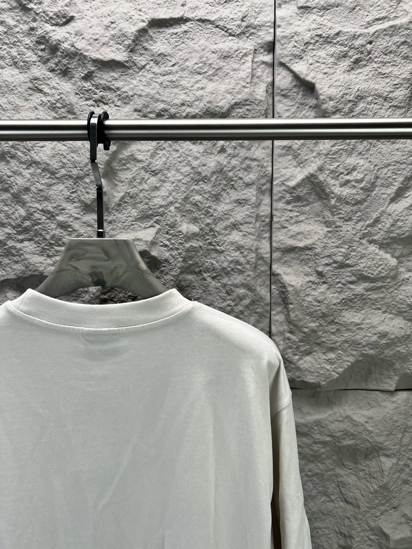 Balenciaga BALENCI*GA nano BB印花短袖制云纹平针织料 质感十足 舒适贴肤 以深邃的玄黑为主色调 有层次的质感载体 胸前那精妙 Balenciaga nano BB艺术为点缀 盖了一枚银灰的艺术印章 是品牌灵魂的具象化表达 用每一次穿搭 勾勒出属于自己的 画卷 采用胶浆印花 胸前印花经过三次菲林网板修改 使用胶浆液体涂料在织物上打印图案 烘烤织物以固定印刷图案 面料都经过浇洗 手感质感更佳 不易变形 不易缩水 不易褪色 保持长久的美观 整体走线平直细腻 面料舒适柔软 颜色一致无色差 能与同款搭配营造 造型 驾驭各种场合 定制辅料 三标齐全