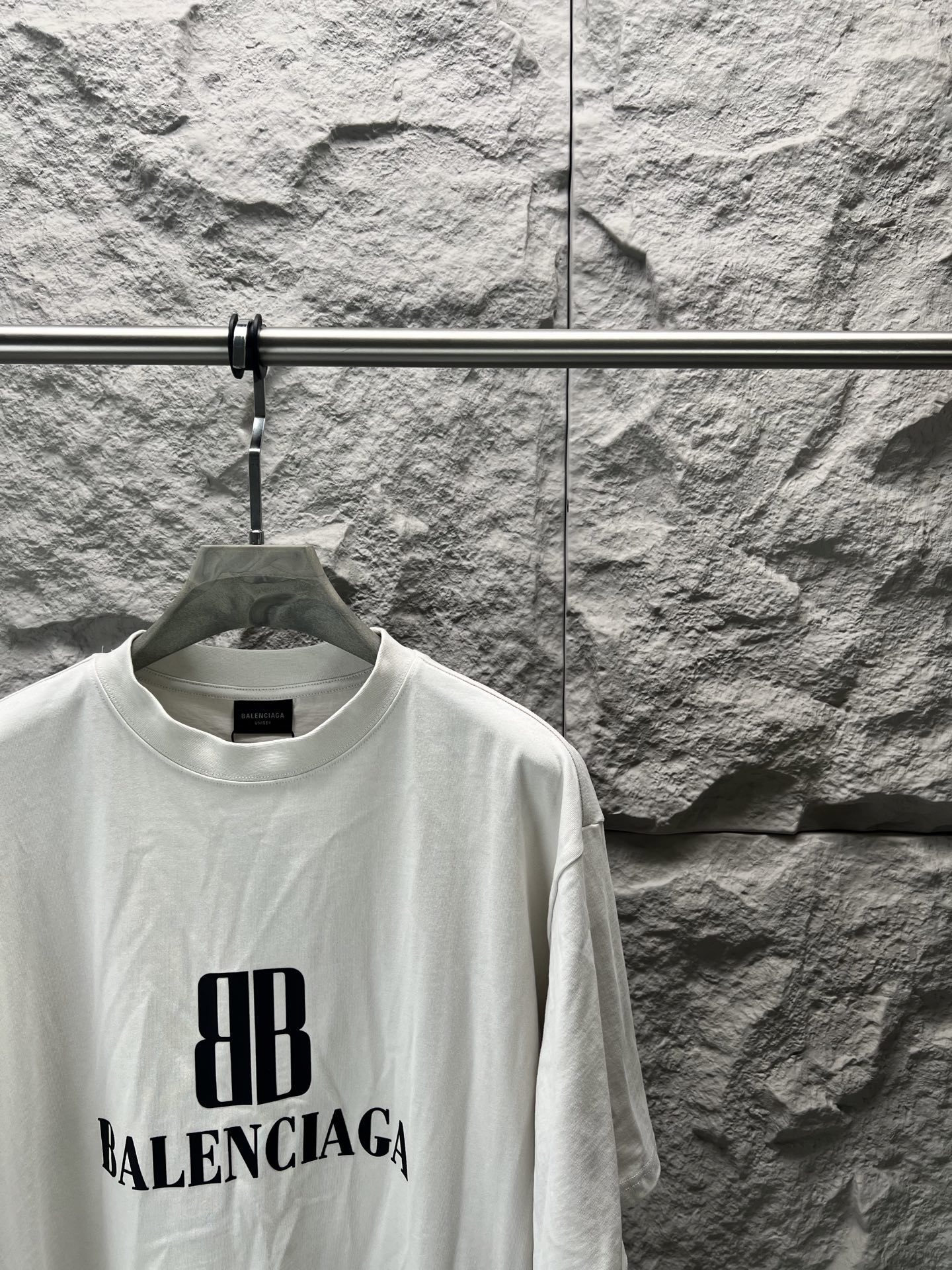 Balenciaga BALENCI*GA nano BB印花短袖制云纹平针织料 质感十足 舒适贴肤 以深邃的玄黑为主色调 有层次的质感载体 胸前那精妙 Balenciaga nano BB艺术为点缀 盖了一枚银灰的艺术印章 是品牌灵魂的具象化表达 用每一次穿搭 勾勒出属于自己的 画卷 采用胶浆印花 胸前印花经过三次菲林网板修改 使用胶浆液体涂料在织物上打印图案 烘烤织物以固定印刷图案 面料都经过浇洗 手感质感更佳 不易变形 不易缩水 不易褪色 保持长久的美观 整体走线平直细腻 面料舒适柔软 颜色一致无色差 能与同款搭配营造 造型 驾驭各种场合 定制辅料 三标齐全