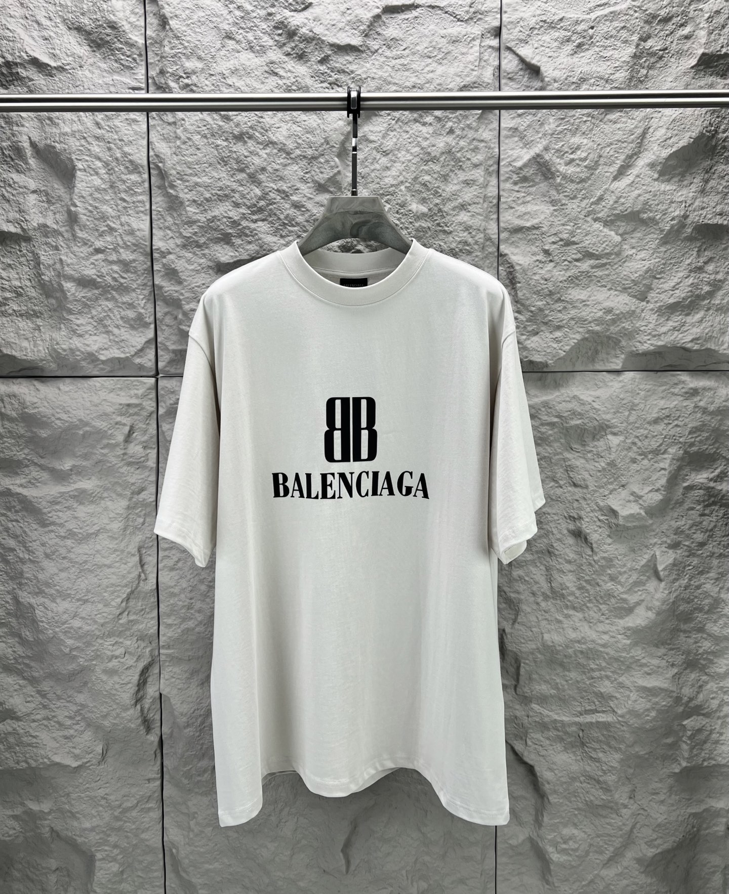 Balenciaga BALENCI*GA nano BB印花短袖制云纹平针织料 质感十足 舒适贴肤 以深邃的玄黑为主色调 有层次的质感载体 胸前那精妙 Balenciaga nano BB艺术为点缀 盖了一枚银灰的艺术印章 是品牌灵魂的具象化表达 用每一次穿搭 勾勒出属于自己的 画卷 采用胶浆印花 胸前印花经过三次菲林网板修改 使用胶浆液体涂料在织物上打印图案 烘烤织物以固定印刷图案 面料都经过浇洗 手感质感更佳 不易变形 不易缩水 不易褪色 保持长久的美观 整体走线平直细腻 面料舒适柔软 颜色一致无色差 能与同款搭配营造 造型 驾驭各种场合 定制辅料 三标齐全