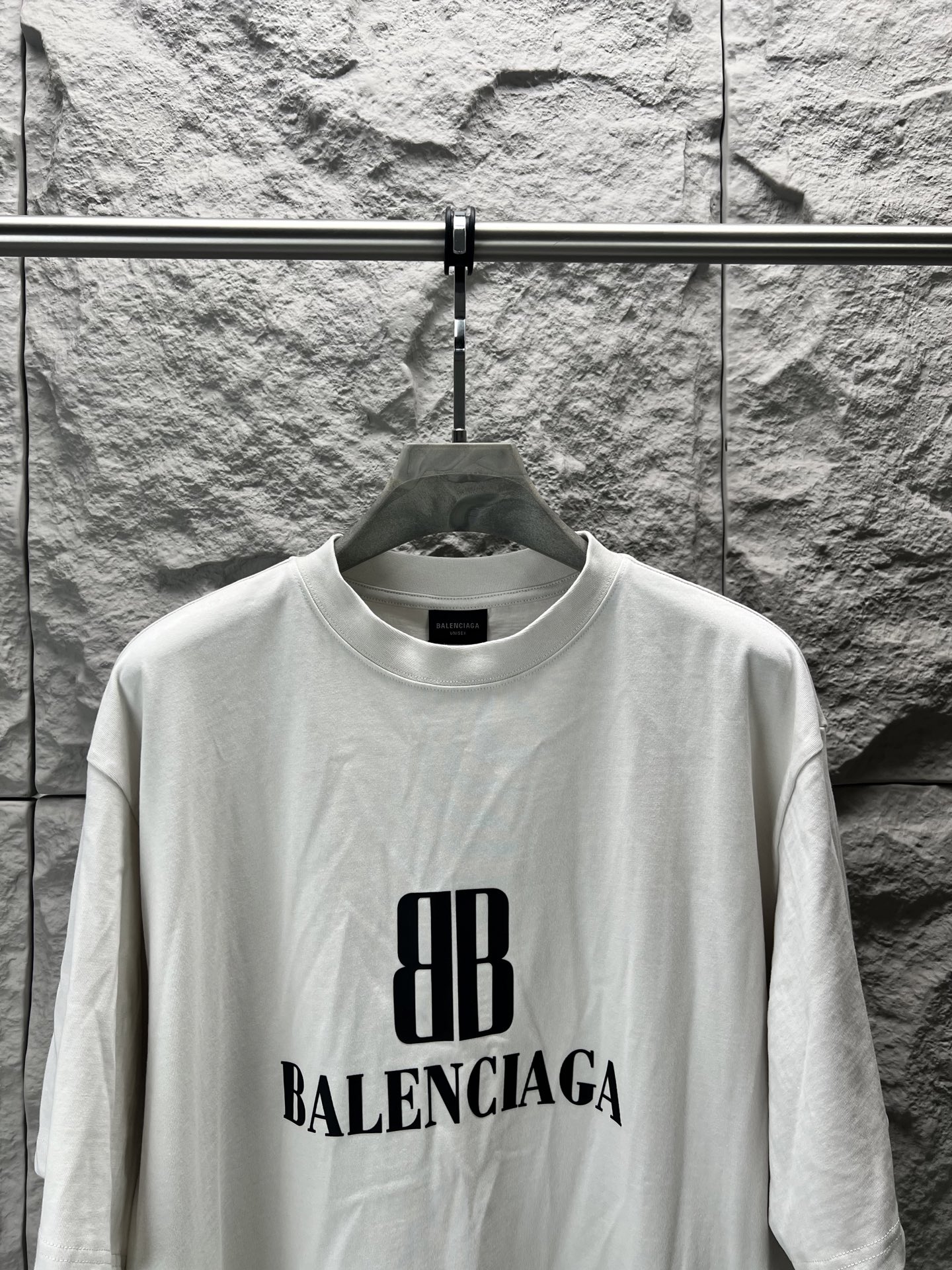 Balenciaga BALENCI*GA nano BB印花短袖制云纹平针织料 质感十足 舒适贴肤 以深邃的玄黑为主色调 有层次的质感载体 胸前那精妙 Balenciaga nano BB艺术为点缀 盖了一枚银灰的艺术印章 是品牌灵魂的具象化表达 用每一次穿搭 勾勒出属于自己的 画卷 采用胶浆印花 胸前印花经过三次菲林网板修改 使用胶浆液体涂料在织物上打印图案 烘烤织物以固定印刷图案 面料都经过浇洗 手感质感更佳 不易变形 不易缩水 不易褪色 保持长久的美观 整体走线平直细腻 面料舒适柔软 颜色一致无色差 能与同款搭配营造 造型 驾驭各种场合 定制辅料 三标齐全