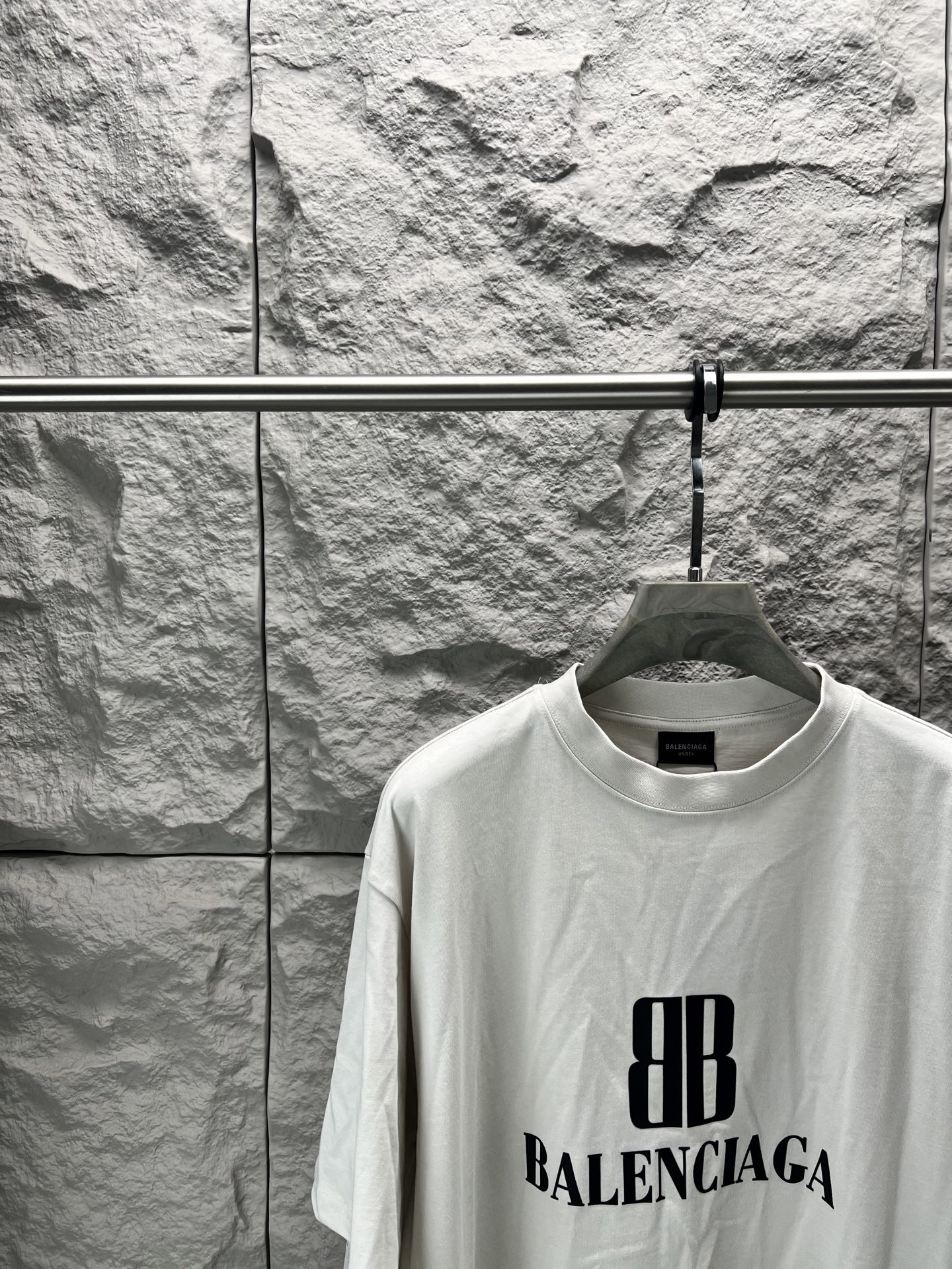 Balenciaga BALENCI*GA nano BB印花短袖制云纹平针织料 质感十足 舒适贴肤 以深邃的玄黑为主色调 有层次的质感载体 胸前那精妙 Balenciaga nano BB艺术为点缀 盖了一枚银灰的艺术印章 是品牌灵魂的具象化表达 用每一次穿搭 勾勒出属于自己的 画卷 采用胶浆印花 胸前印花经过三次菲林网板修改 使用胶浆液体涂料在织物上打印图案 烘烤织物以固定印刷图案 面料都经过浇洗 手感质感更佳 不易变形 不易缩水 不易褪色 保持长久的美观 整体走线平直细腻 面料舒适柔软 颜色一致无色差 能与同款搭配营造 造型 驾驭各种场合 定制辅料 三标齐全