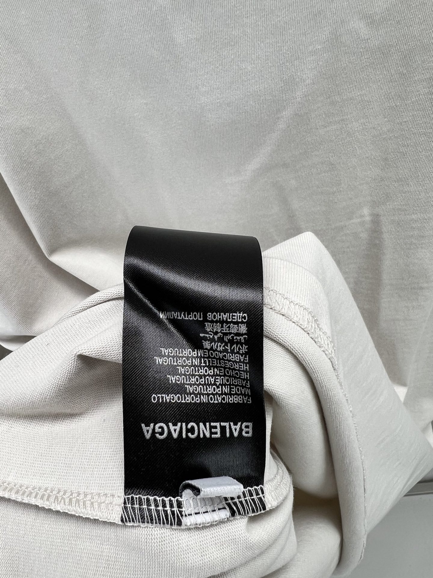Balenciaga BALENCI*GA nano BB印花短袖制云纹平针织料 质感十足 舒适贴肤 以深邃的玄黑为主色调 有层次的质感载体 胸前那精妙 Balenciaga nano BB艺术为点缀 盖了一枚银灰的艺术印章 是品牌灵魂的具象化表达 用每一次穿搭 勾勒出属于自己的 画卷 采用胶浆印花 胸前印花经过三次菲林网板修改 使用胶浆液体涂料在织物上打印图案 烘烤织物以固定印刷图案 面料都经过浇洗 手感质感更佳 不易变形 不易缩水 不易褪色 保持长久的美观 整体走线平直细腻 面料舒适柔软 颜色一致无色差 能与同款搭配营造 造型 驾驭各种场合 定制辅料 三标齐全