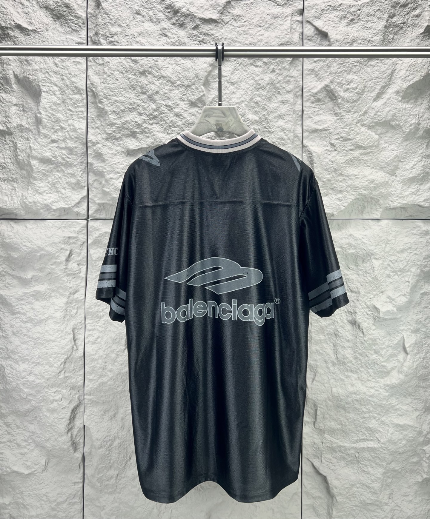 Balenciaga BALENCI*GA 橄榄球系列3m球衣V领短袖T恤 采用亮面聚酯面料 狮子标志绣花采用田岛机器 九万针 刺绣细节满满 还原细节 定制五金 螺纹 辅料 对版对位颜色一致无色差 能与同款搭配营造 造型 驾驭各种场合 定制辅料 三标齐全