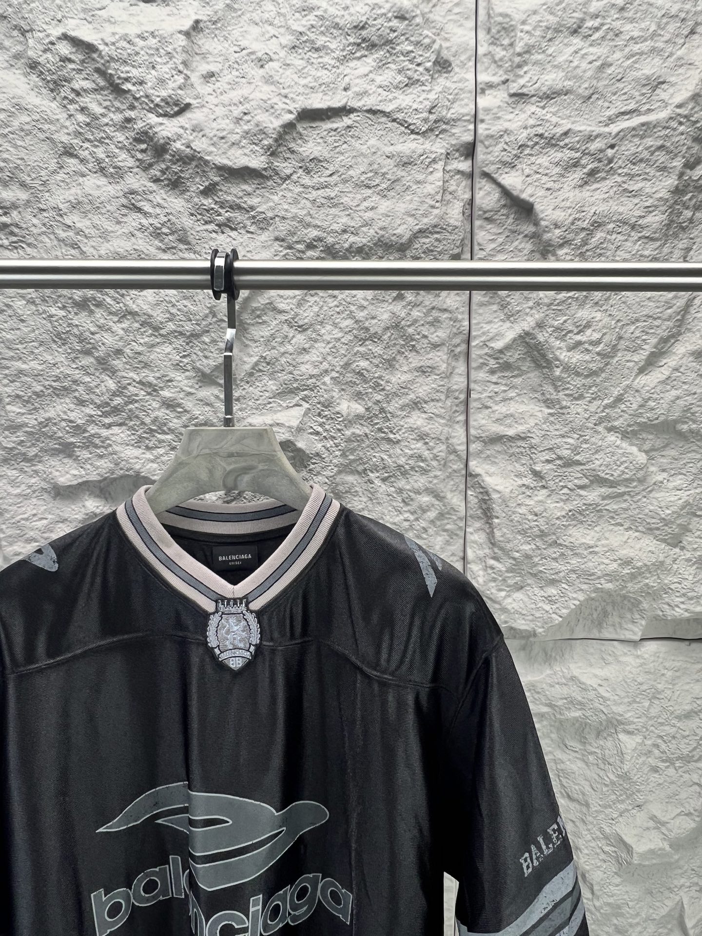 Balenciaga BALENCI*GA 橄榄球系列3m球衣V领短袖T恤 采用亮面聚酯面料 狮子标志绣花采用田岛机器 九万针 刺绣细节满满 还原细节 定制五金 螺纹 辅料 对版对位颜色一致无色差 能与同款搭配营造 造型 驾驭各种场合 定制辅料 三标齐全