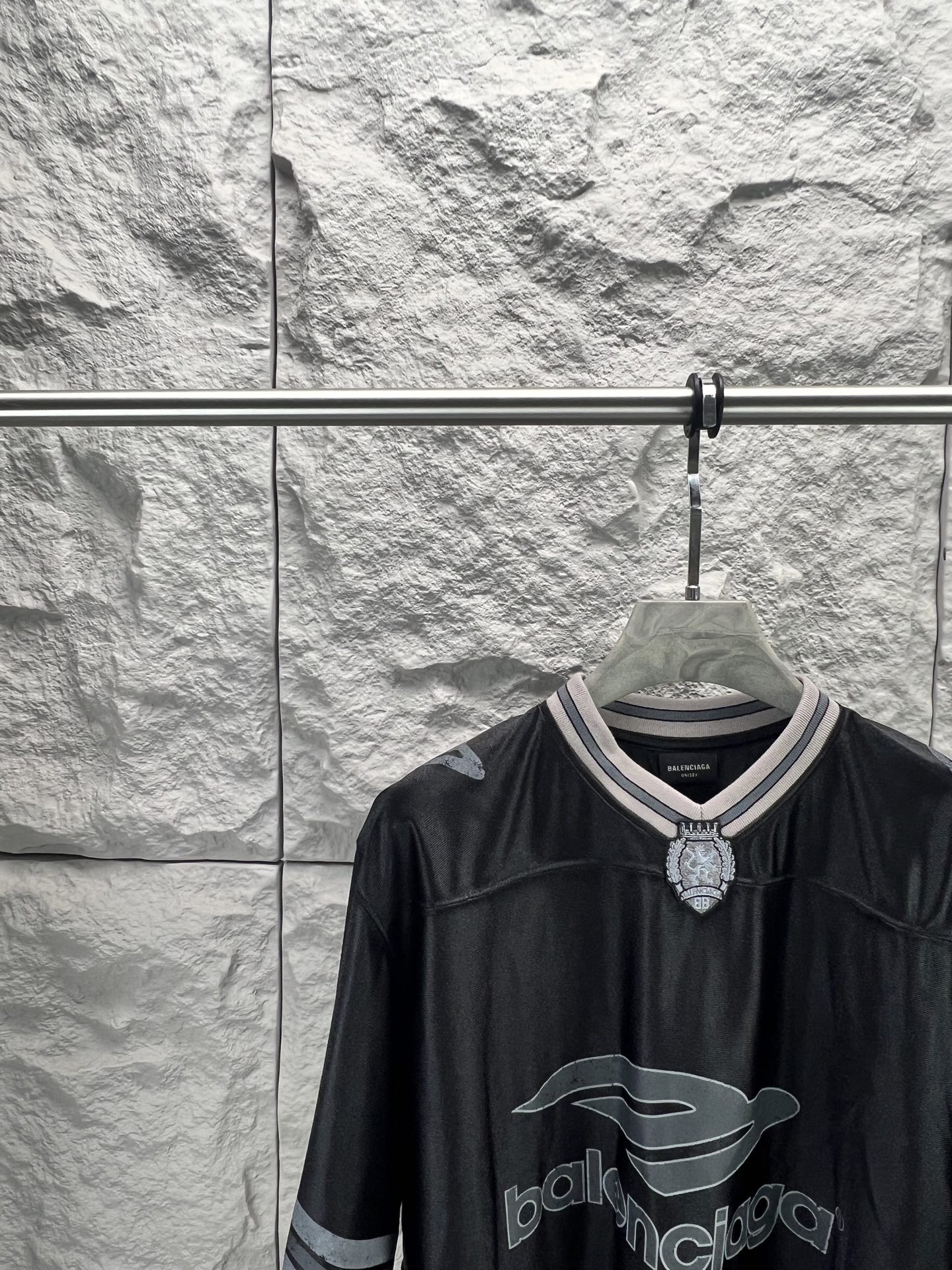 Balenciaga BALENCI*GA 橄榄球系列3m球衣V领短袖T恤 采用亮面聚酯面料 狮子标志绣花采用田岛机器 九万针 刺绣细节满满 还原细节 定制五金 螺纹 辅料 对版对位颜色一致无色差 能与同款搭配营造 造型 驾驭各种场合 定制辅料 三标齐全