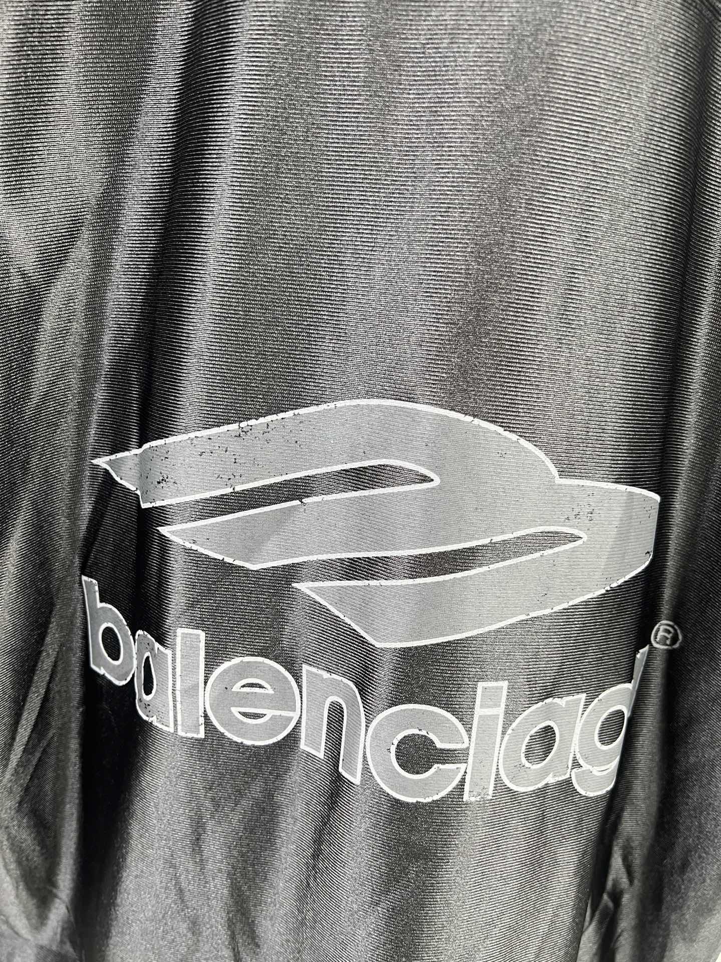 Balenciaga BALENCI*GA 橄榄球系列3m球衣V领短袖T恤 采用亮面聚酯面料 狮子标志绣花采用田岛机器 九万针 刺绣细节满满 还原细节 定制五金 螺纹 辅料 对版对位颜色一致无色差 能与同款搭配营造 造型 驾驭各种场合 定制辅料 三标齐全