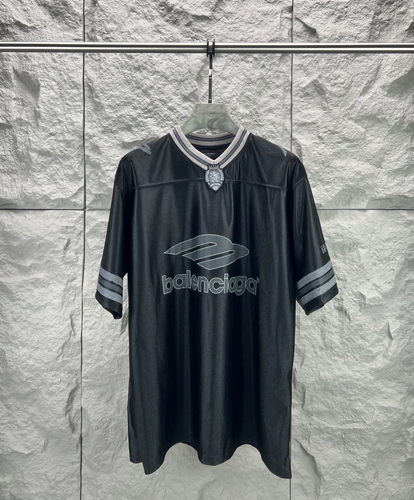 Balenciaga BALENCI*GA 橄榄球系列3m球衣V领短袖T恤 采用亮面聚酯面料 狮子标志绣花采用田岛机器 九万针 刺绣细节满满 还原细节 定制五金 螺纹 辅料 对版对位颜色一致无色差 能与同款搭配营造 造型 驾驭各种场合 定制辅料 三标齐全