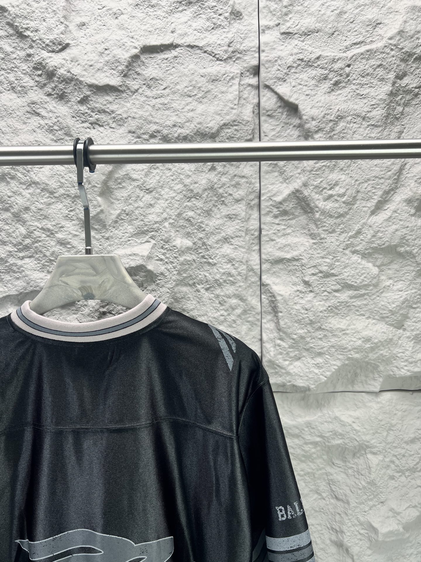 Balenciaga BALENCI*GA 橄榄球系列3m球衣V领短袖T恤 采用亮面聚酯面料 狮子标志绣花采用田岛机器 九万针 刺绣细节满满 还原细节 定制五金 螺纹 辅料 对版对位颜色一致无色差 能与同款搭配营造 造型 驾驭各种场合 定制辅料 三标齐全