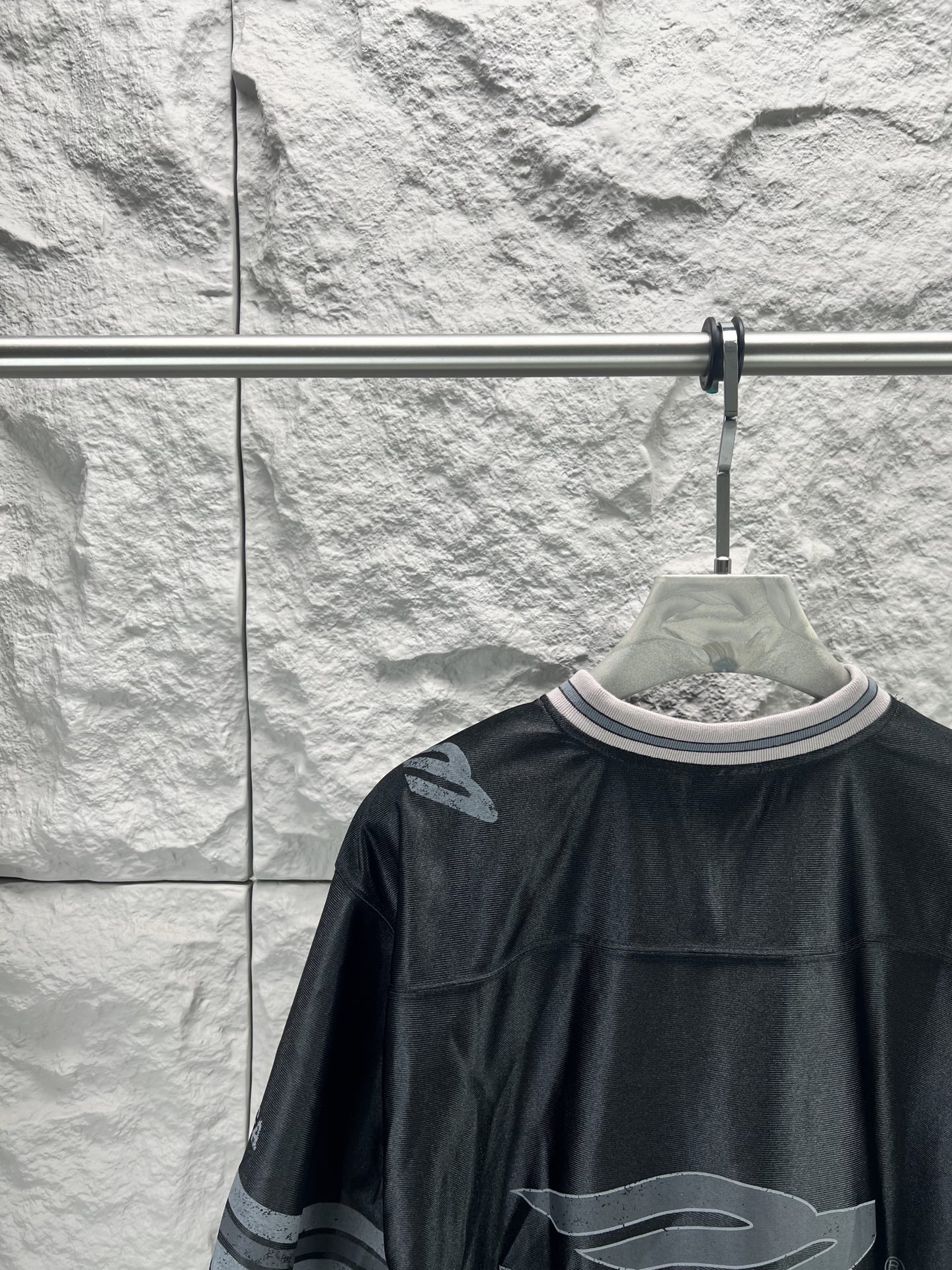 Balenciaga BALENCI*GA 橄榄球系列3m球衣V领短袖T恤 采用亮面聚酯面料 狮子标志绣花采用田岛机器 九万针 刺绣细节满满 还原细节 定制五金 螺纹 辅料 对版对位颜色一致无色差 能与同款搭配营造 造型 驾驭各种场合 定制辅料 三标齐全