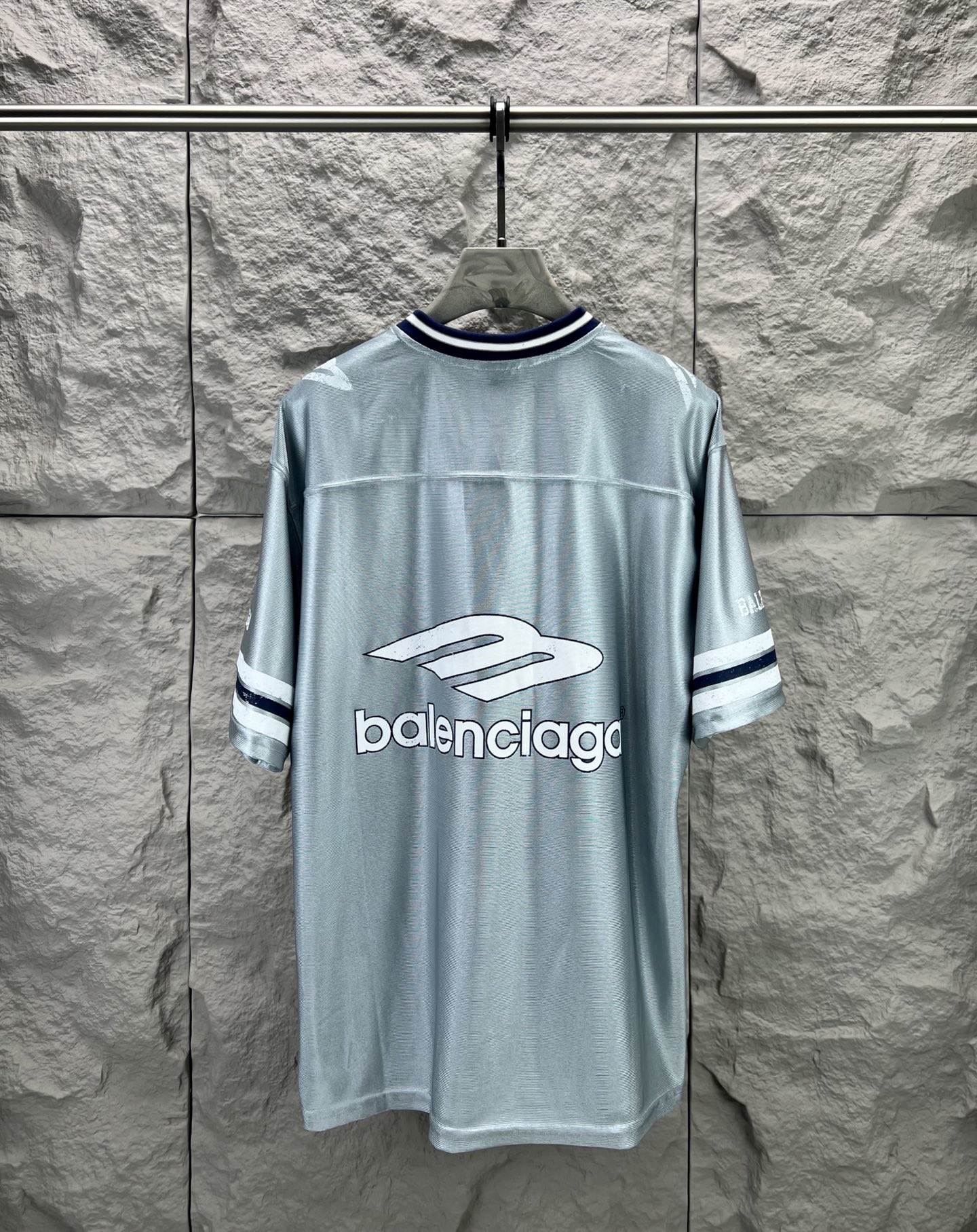 Balenciaga BALENCI*GA 橄榄球系列3m球衣V领短袖T恤 采用亮面聚酯面料 狮子标志绣花采用田岛机器 九万针 刺绣细节满满 还原细节 定制五金 螺纹 辅料 对版对位颜色一致无色差 能与同款搭配营造 造型 驾驭各种场合 定制辅料 三标齐全