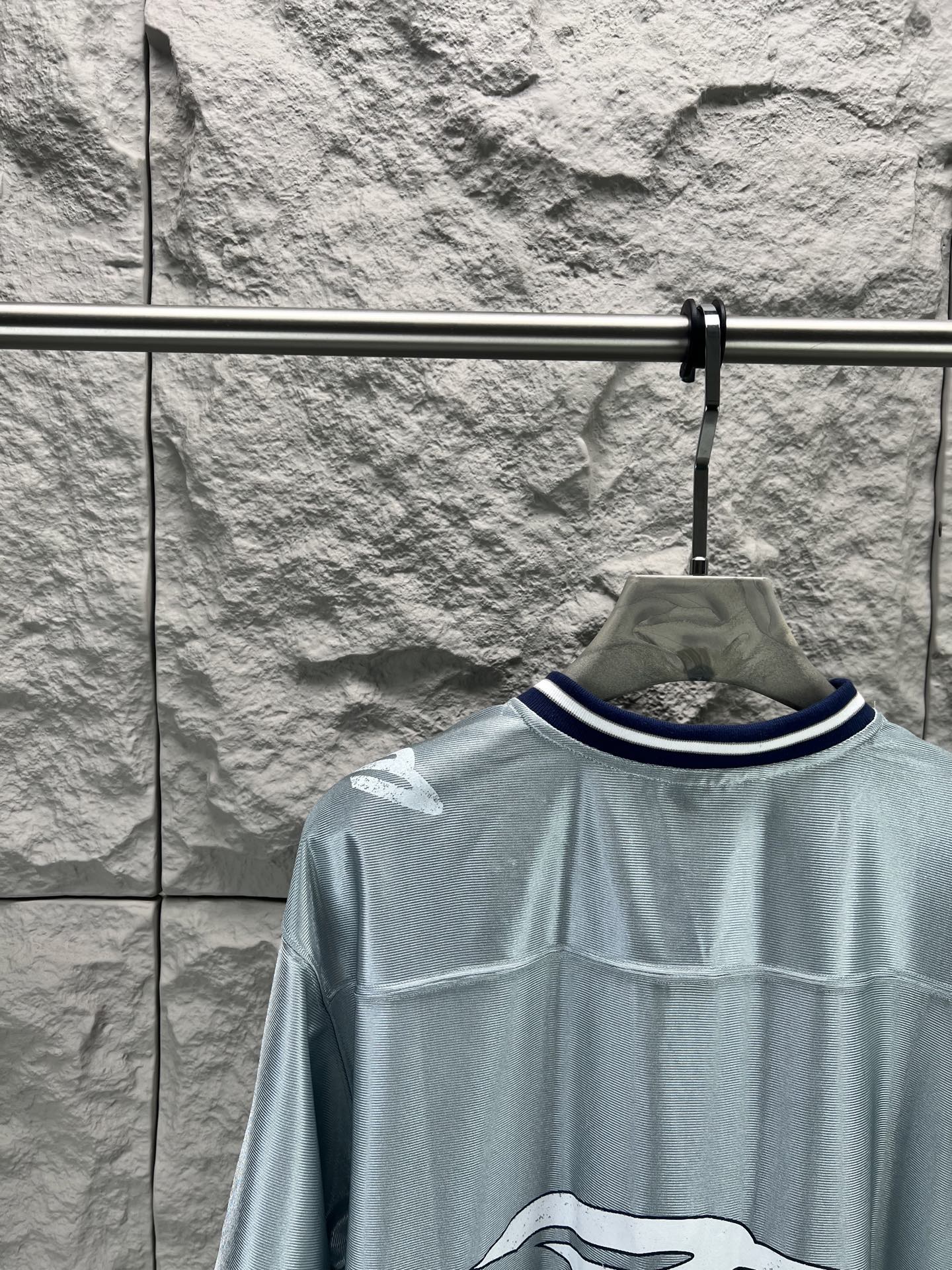 Balenciaga BALENCI*GA 橄榄球系列3m球衣V领短袖T恤 采用亮面聚酯面料 狮子标志绣花采用田岛机器 九万针 刺绣细节满满 还原细节 定制五金 螺纹 辅料 对版对位颜色一致无色差 能与同款搭配营造 造型 驾驭各种场合 定制辅料 三标齐全