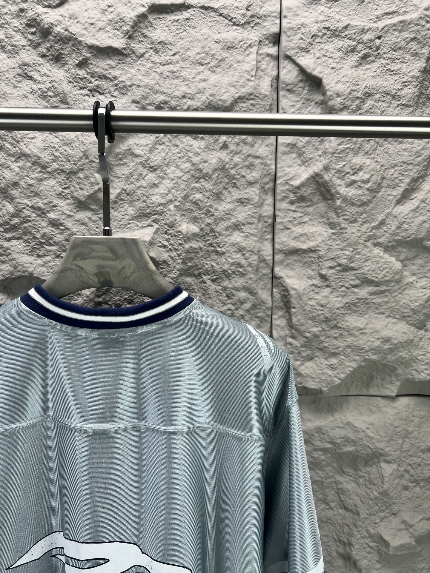 Balenciaga BALENCI*GA 橄榄球系列3m球衣V领短袖T恤 采用亮面聚酯面料 狮子标志绣花采用田岛机器 九万针 刺绣细节满满 还原细节 定制五金 螺纹 辅料 对版对位颜色一致无色差 能与同款搭配营造 造型 驾驭各种场合 定制辅料 三标齐全