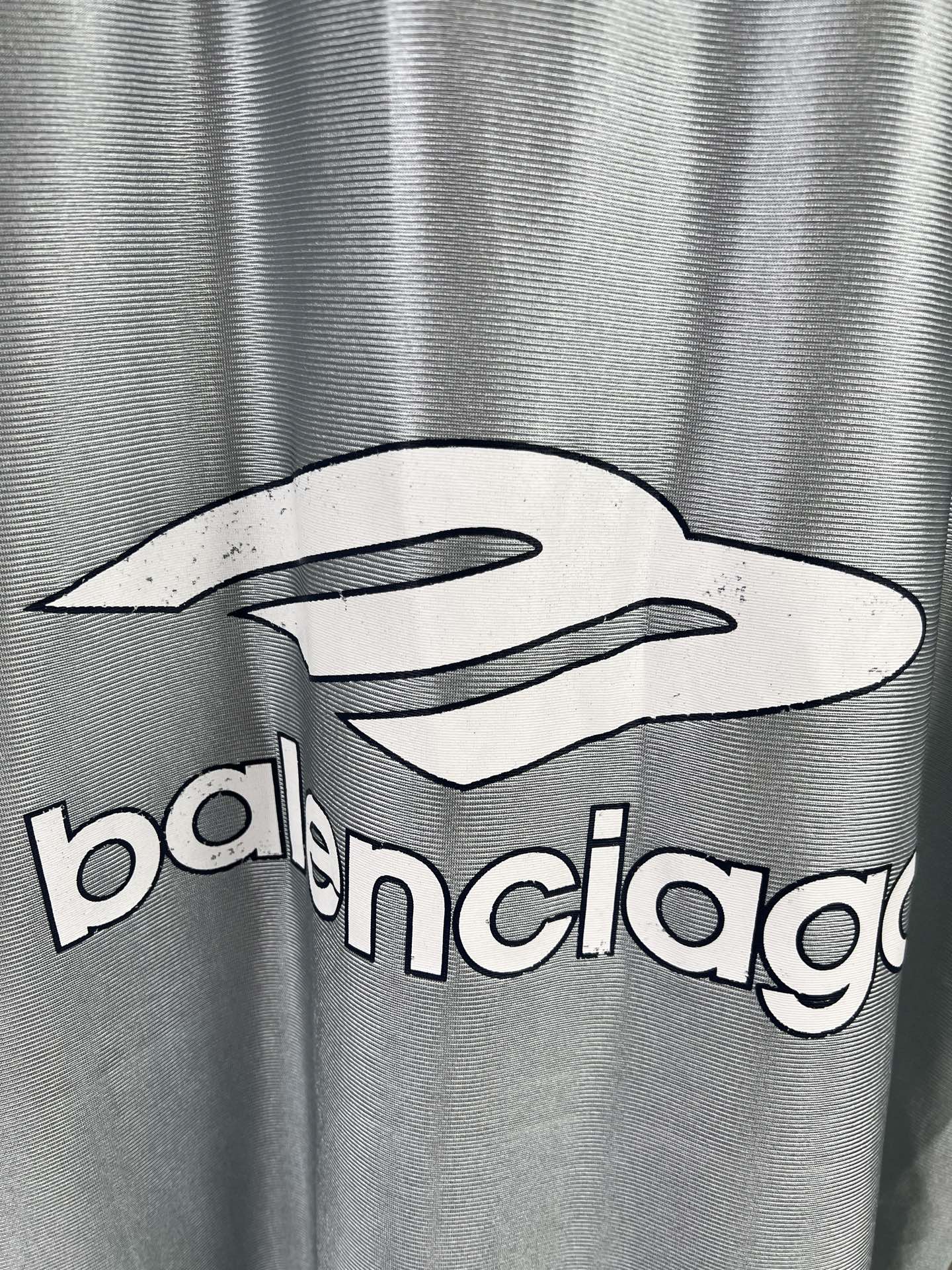 Balenciaga BALENCI*GA 橄榄球系列3m球衣V领短袖T恤 采用亮面聚酯面料 狮子标志绣花采用田岛机器 九万针 刺绣细节满满 还原细节 定制五金 螺纹 辅料 对版对位颜色一致无色差 能与同款搭配营造 造型 驾驭各种场合 定制辅料 三标齐全