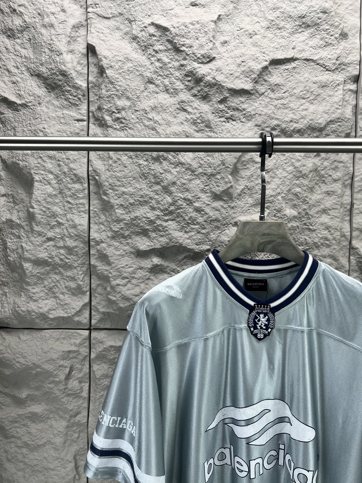 Balenciaga BALENCI*GA 橄榄球系列3m球衣V领短袖T恤 采用亮面聚酯面料 狮子标志绣花采用田岛机器 九万针 刺绣细节满满 还原细节 定制五金 螺纹 辅料 对版对位颜色一致无色差 能与同款搭配营造 造型 驾驭各种场合 定制辅料 三标齐全