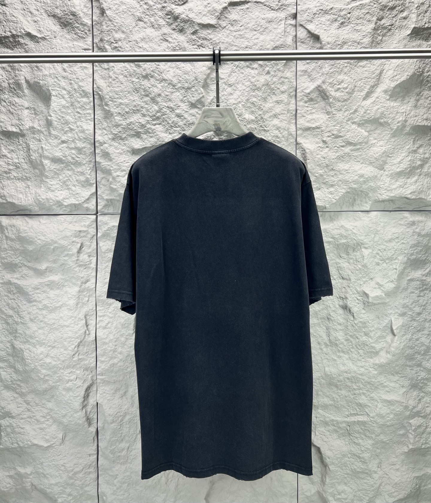 Balenciaga BALENCI*GA 巴黎新款联名puma系列前面印花洗水短袖T恤 面料采用定织定染全棉双纱克重300克 布面干净 布纹清晰 柔软舒适 螺纹釆用定染无色差 印花环保进口胶桨 字母清晰 无毛边 立体感强 成衣洗水 能与同款搭配营造 造型 驾驭各种场合 定制辅料 三标齐全