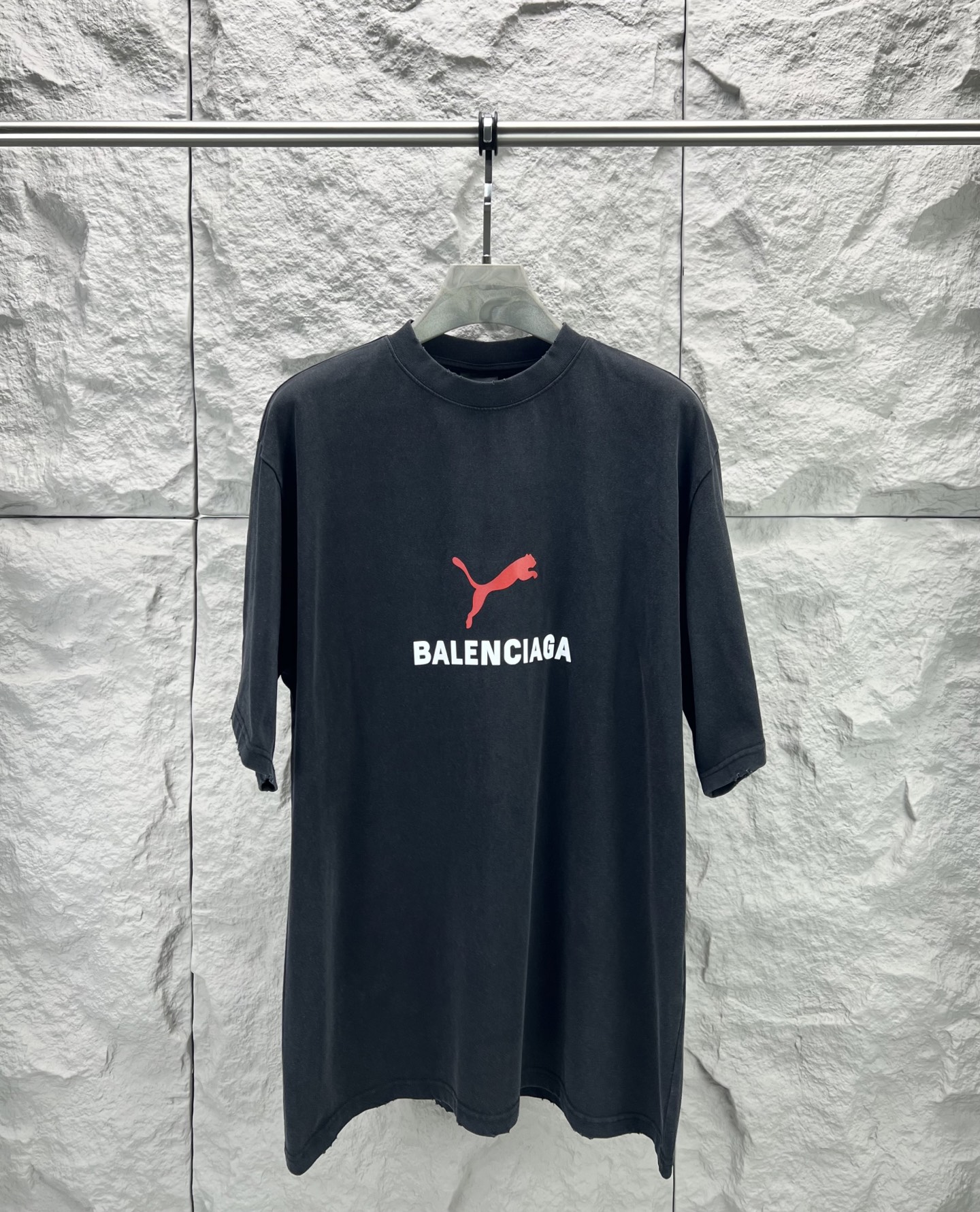 Balenciaga BALENCI*GA 巴黎新款联名puma系列前面印花洗水短袖T恤 面料采用定织定染全棉双纱克重300克 布面干净 布纹清晰 柔软舒适 螺纹釆用定染无色差 印花环保进口胶桨 字母清晰 无毛边 立体感强 成衣洗水 能与同款搭配营造 造型 驾驭各种场合 定制辅料 三标齐全