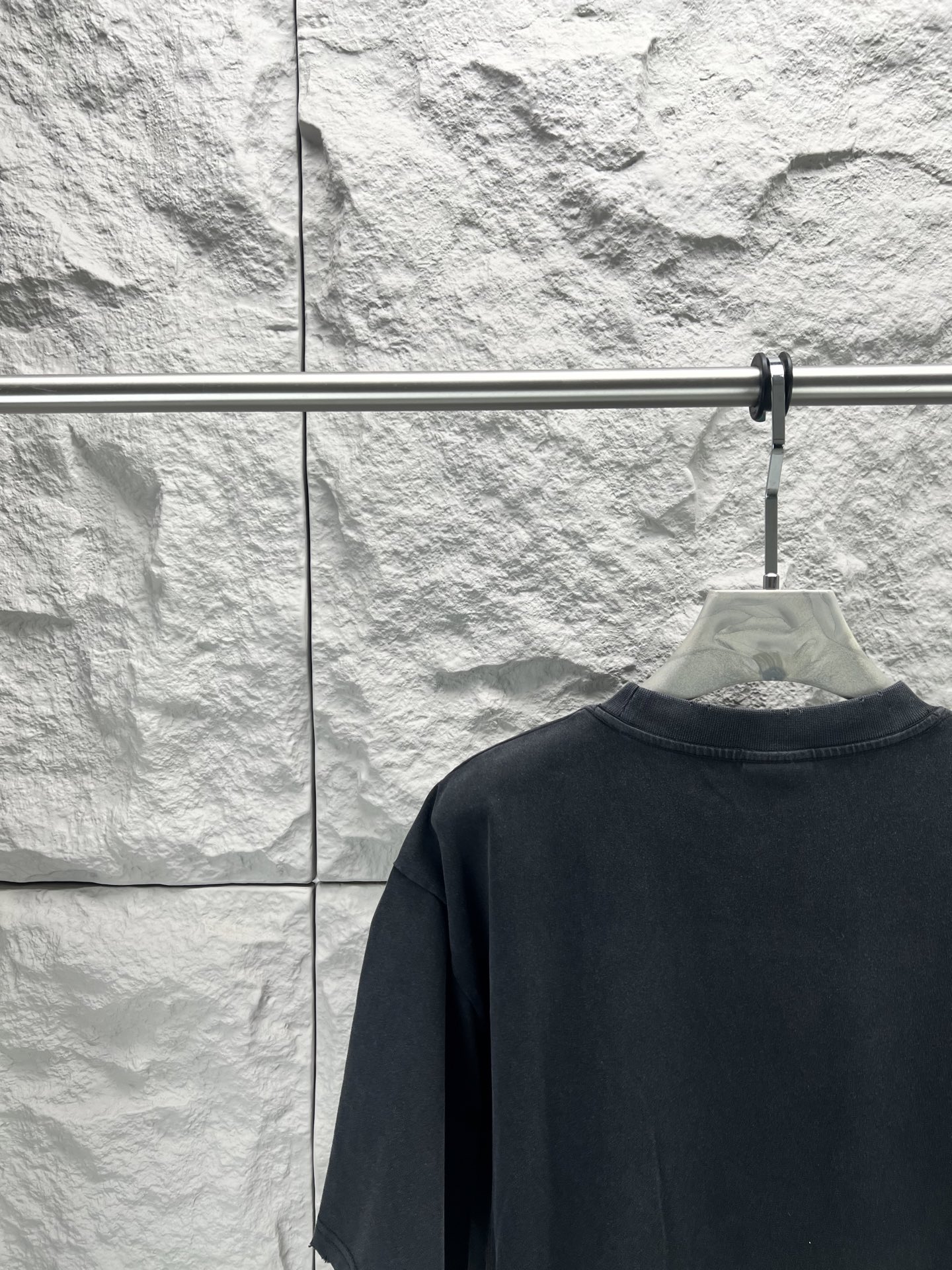 Balenciaga BALENCI*GA 巴黎新款联名puma系列前面印花洗水短袖T恤 面料采用定织定染全棉双纱克重300克 布面干净 布纹清晰 柔软舒适 螺纹釆用定染无色差 印花环保进口胶桨 字母清晰 无毛边 立体感强 成衣洗水 能与同款搭配营造 造型 驾驭各种场合 定制辅料 三标齐全