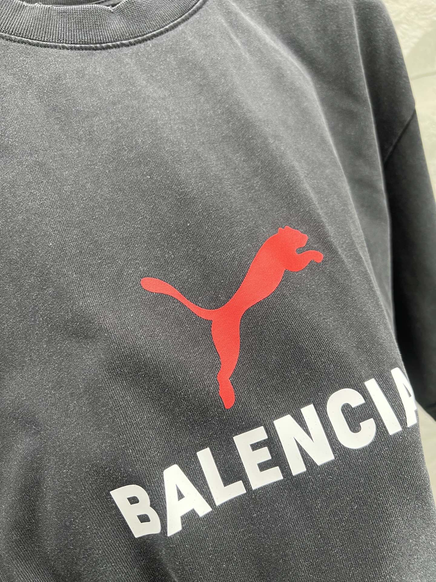 Balenciaga BALENCI*GA 巴黎新款联名puma系列前面印花洗水短袖T恤 面料采用定织定染全棉双纱克重300克 布面干净 布纹清晰 柔软舒适 螺纹釆用定染无色差 印花环保进口胶桨 字母清晰 无毛边 立体感强 成衣洗水 能与同款搭配营造 造型 驾驭各种场合 定制辅料 三标齐全