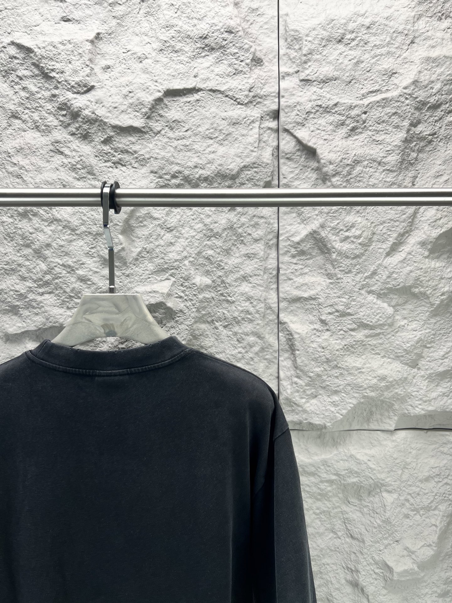 Balenciaga BALENCI*GA 巴黎新款联名puma系列前面印花洗水短袖T恤 面料采用定织定染全棉双纱克重300克 布面干净 布纹清晰 柔软舒适 螺纹釆用定染无色差 印花环保进口胶桨 字母清晰 无毛边 立体感强 成衣洗水 能与同款搭配营造 造型 驾驭各种场合 定制辅料 三标齐全